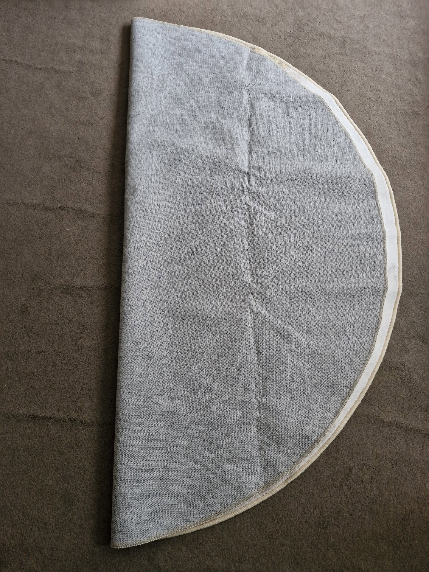 Round Grey and Beige Patterned Rug 160cm Diameter, Unbranded, One Size, New condition — preloved on SilentSale®