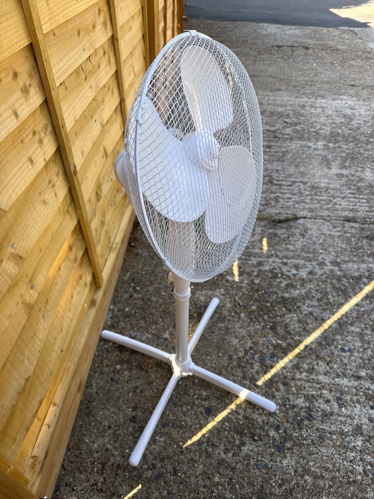 White Pedestal Standing Fan, Silvercrest, One Size, Excellent condition — preloved on SilentSale®
