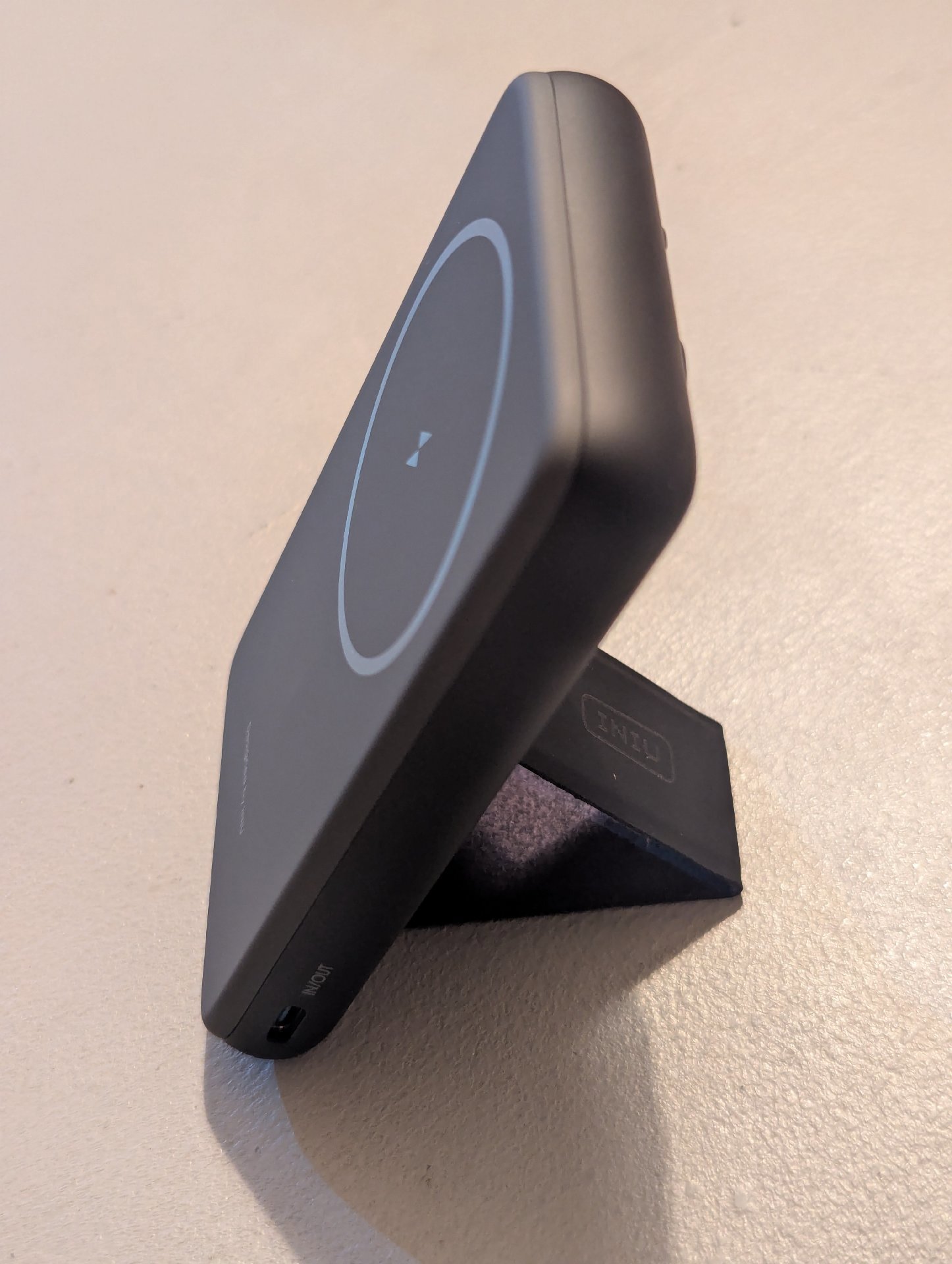 INIU MagPro Slim 6000mAh Magnetic Wireless Power Bank BI-B7, Iniu, One Size, Excellent condition — preloved on SilentSale®