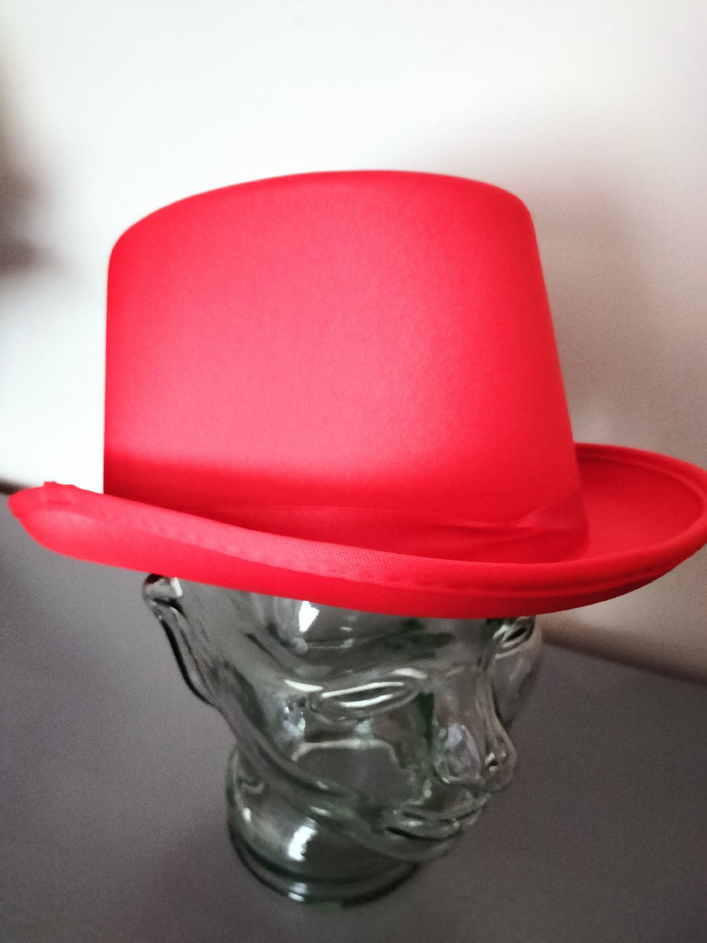 Red Top Hat, henbrant, L, New condition — preloved on SilentSale®