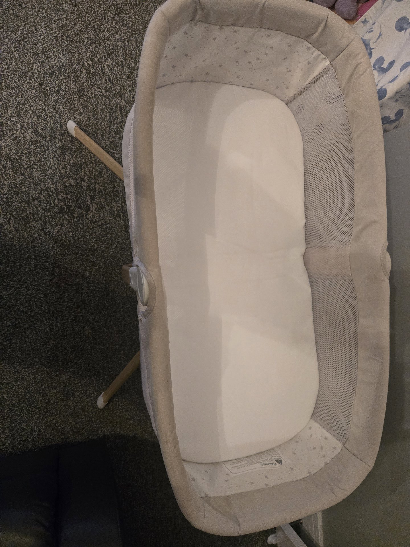 Baby rocking Bassinet Crib with Wooden Legs and Star Print Mattress, Unbranded, One Size, Excellent condition — preloved on SilentSale®