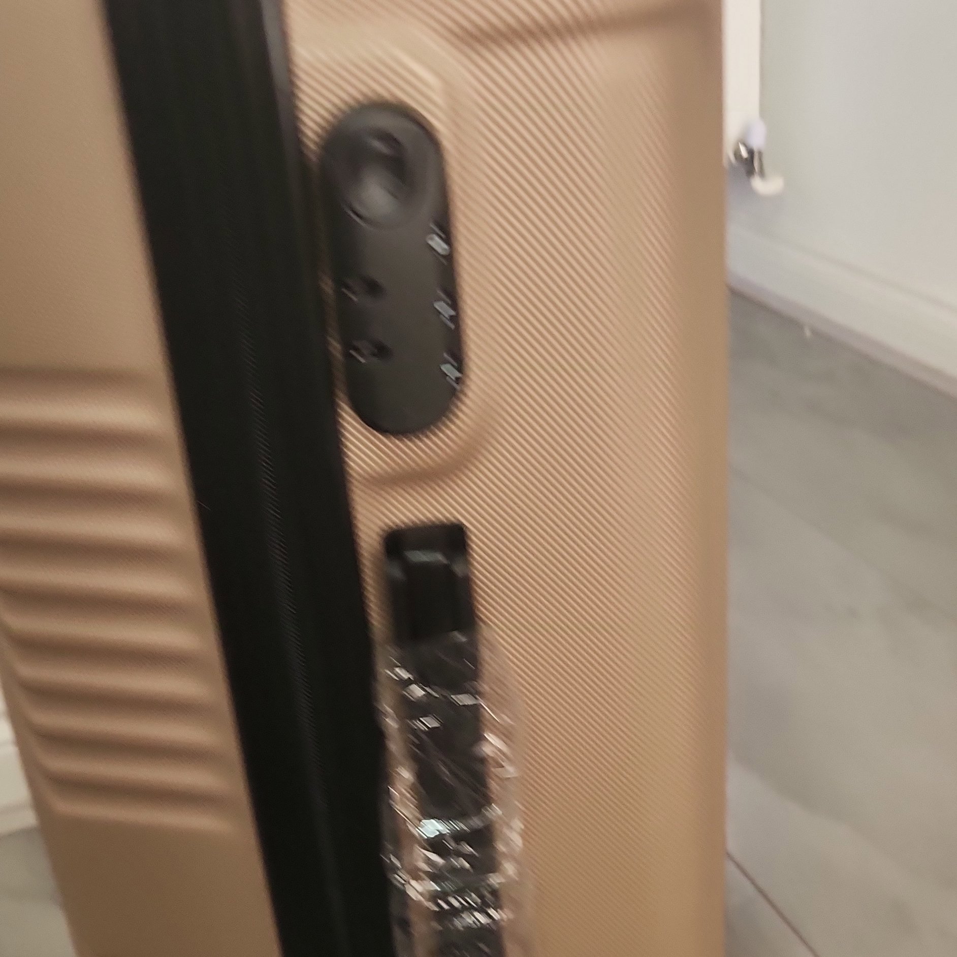 Neudorf Lightweight Hard Shell Spinner Suitcase, Neudorf, One Size, Excellent condition — preloved on SilentSale®