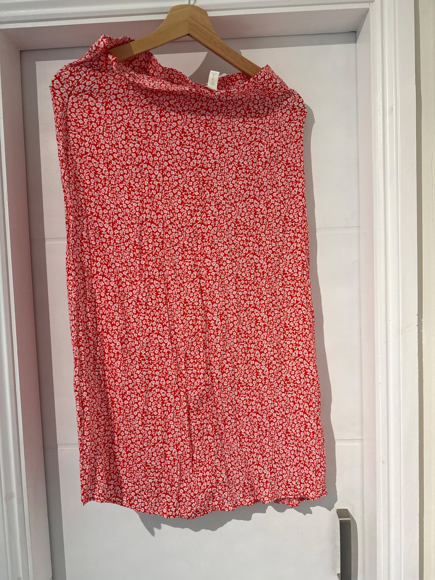 H&M Red Floral Pleated Midi Skirt – UK 10, H&M, 10, Excellent condition — preloved on SilentSale®