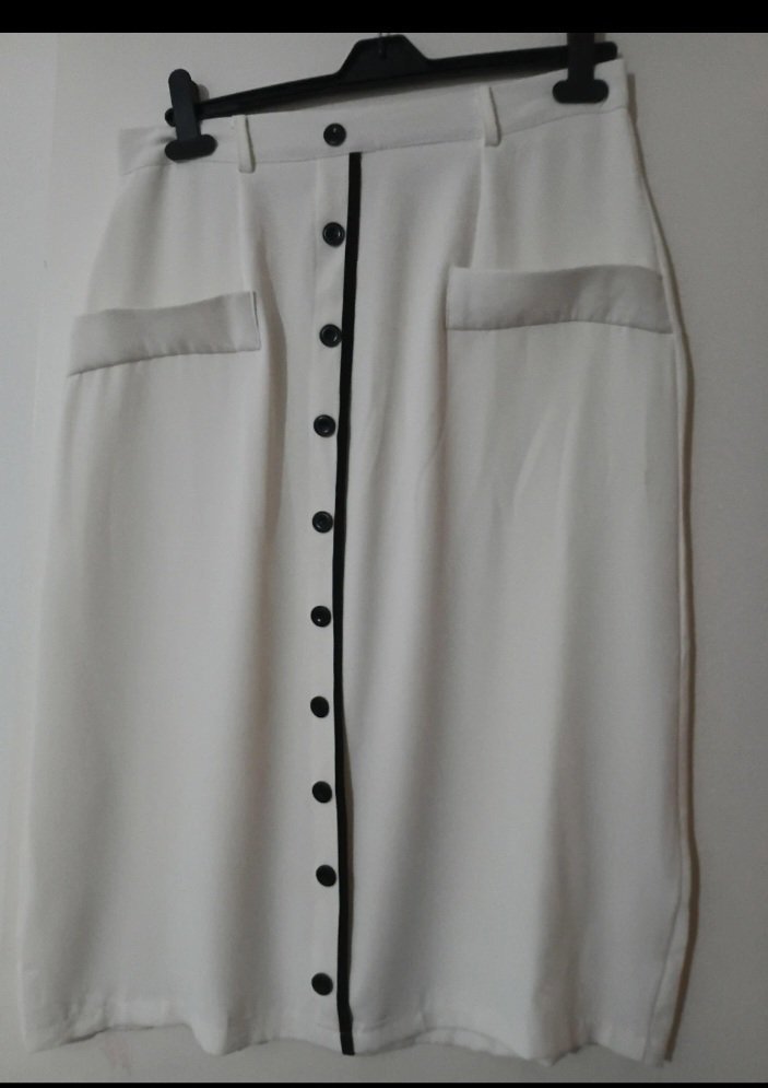 White Button Front Midi Skirt with Pockets, Unbranded, L, Excellent condition — preloved on SilentSale®