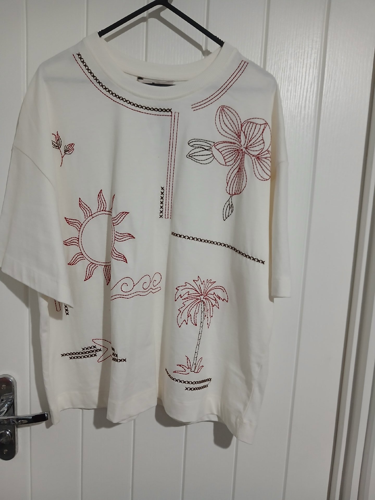 Tu White Embroidered Pattern T-Shirt – Size M, TU, M, Excellent condition — preloved on SilentSale®