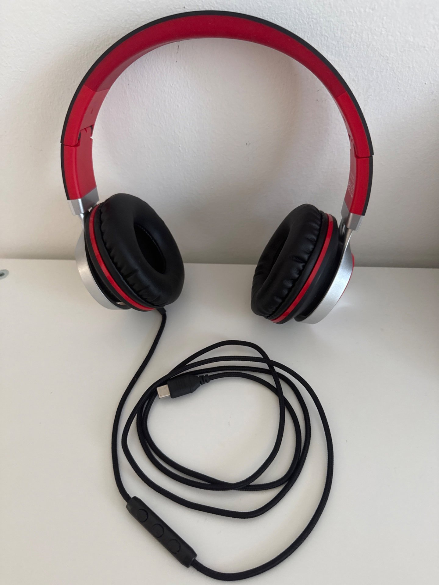 Bywulanda Wired Over-Ear Headphones Red and Black, Bywulanda, One Size, Excellent condition — preloved on SilentSale®