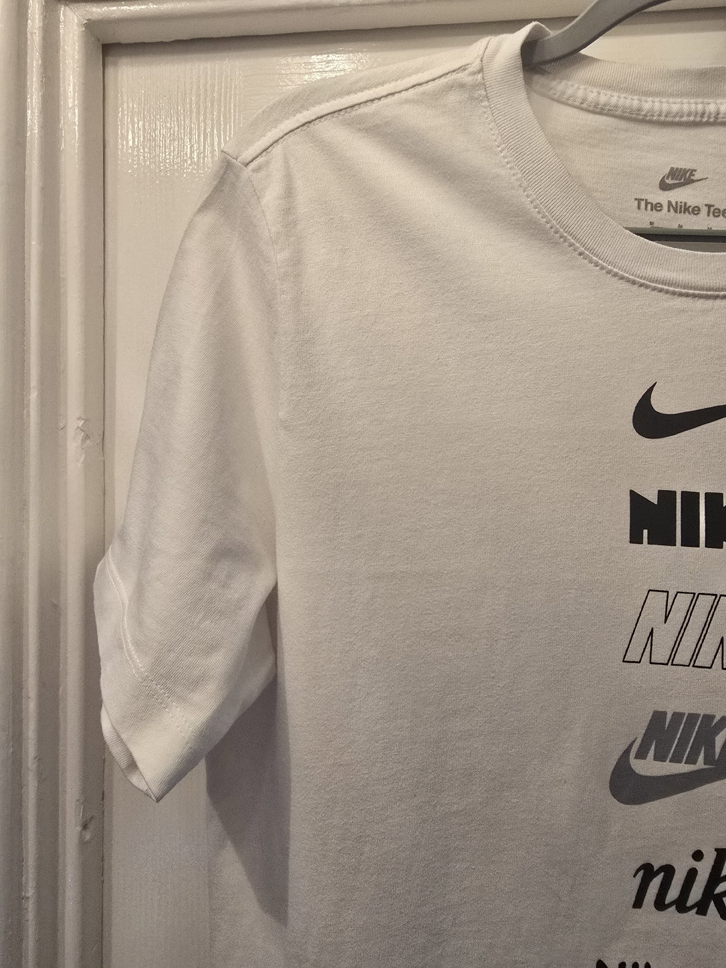 Nike White Logo Print T-Shirt, Nike, M, Like New condition — preloved on SilentSale®