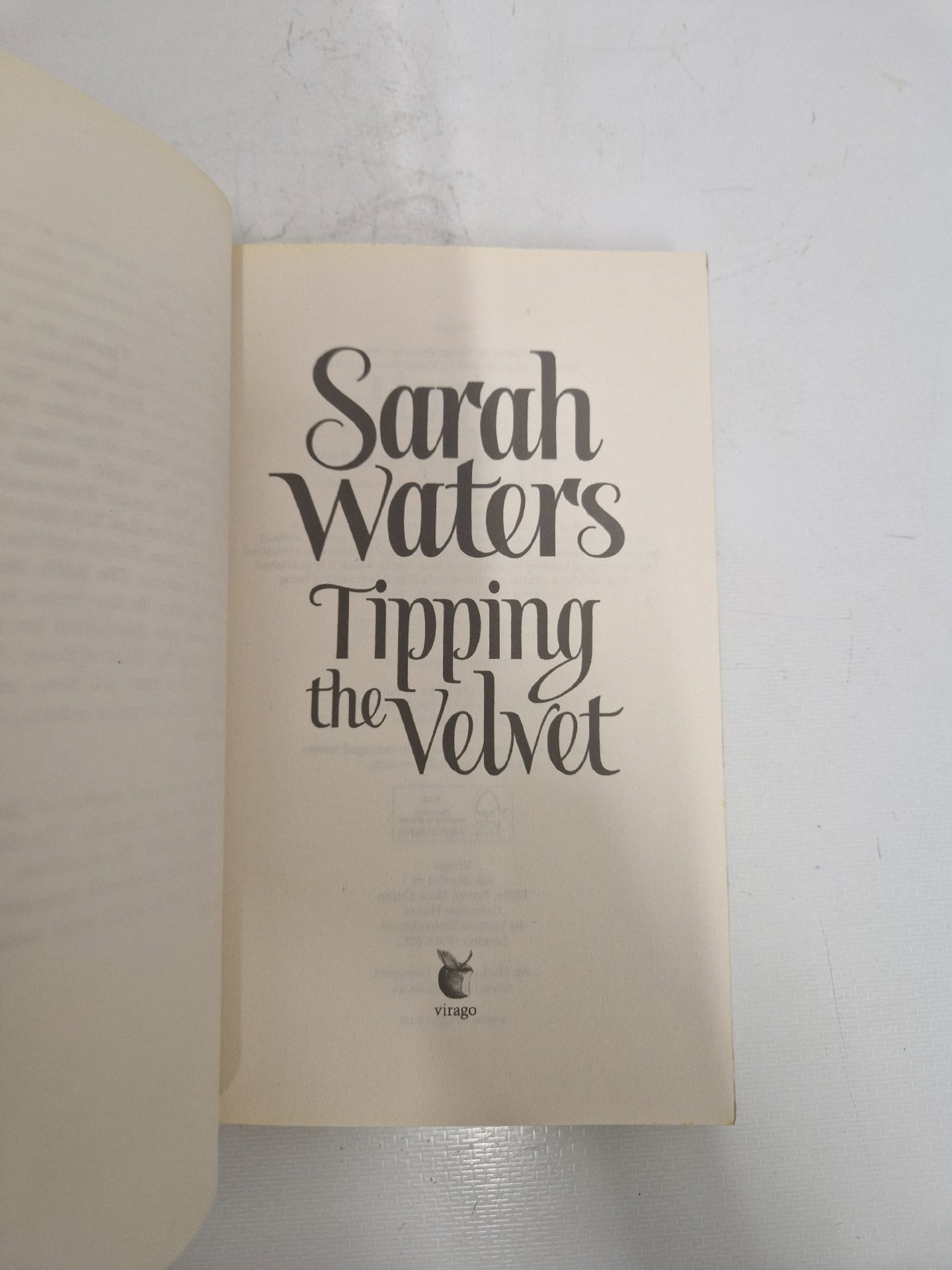 Tipping the velvet — Sarah Waters, Virago Press, One Size, Excellent condition — preloved on SilentSale®