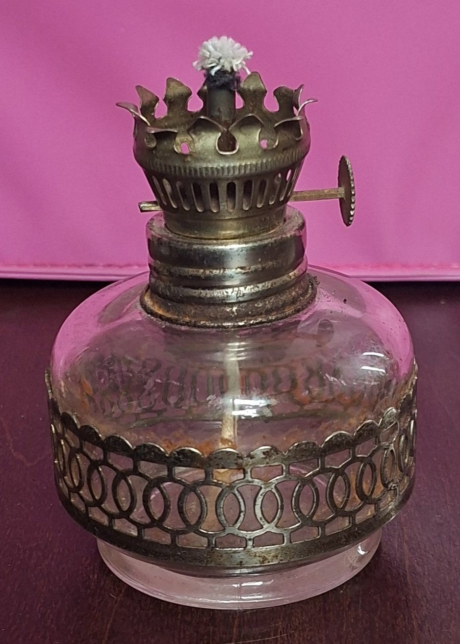 Vintage Glass Oil Lamp with Metal Detailing, Unbranded, One Size, Good condition — preloved on SilentSale®
