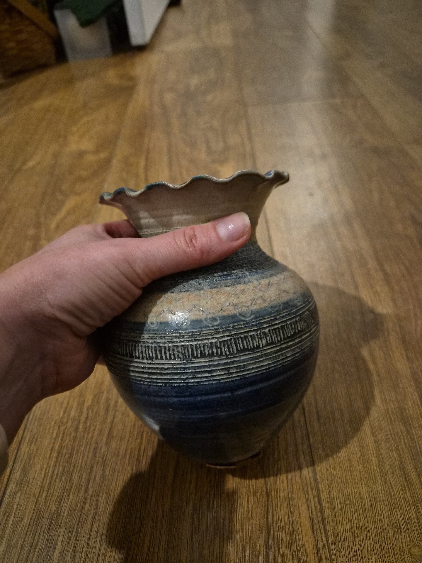 Decorative Ceramic Vase with Wavy Rim, Unbranded, Medium, Excellent condition — preloved on SilentSale®