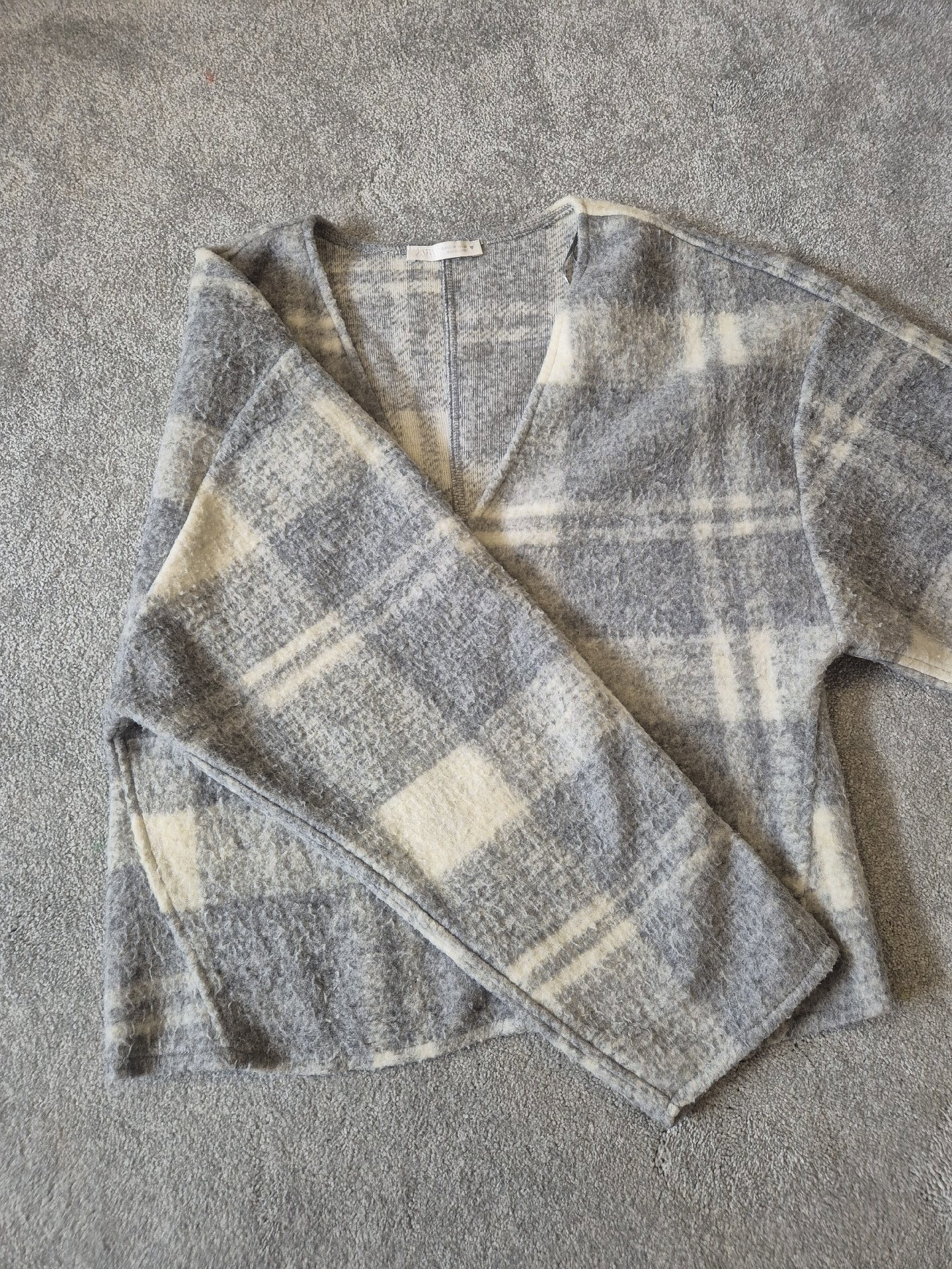 Zara Grey Check V-Neck Sweater Jumper – M, Zara, M, Good condition — preloved on SilentSale®