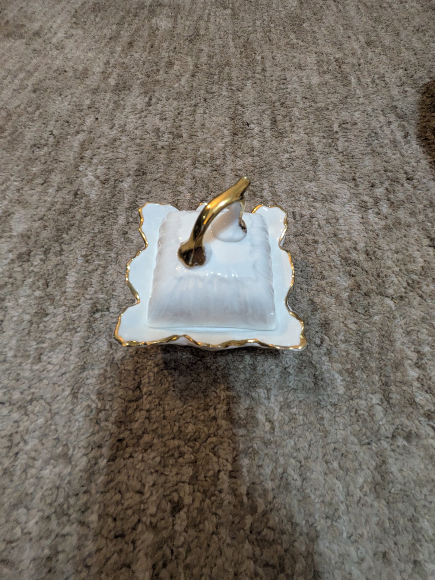 White Ceramic Butter Dish with Gold Trim, Elizabetthan Staffordshire, One Size, Excellent condition — preloved on SilentSale®