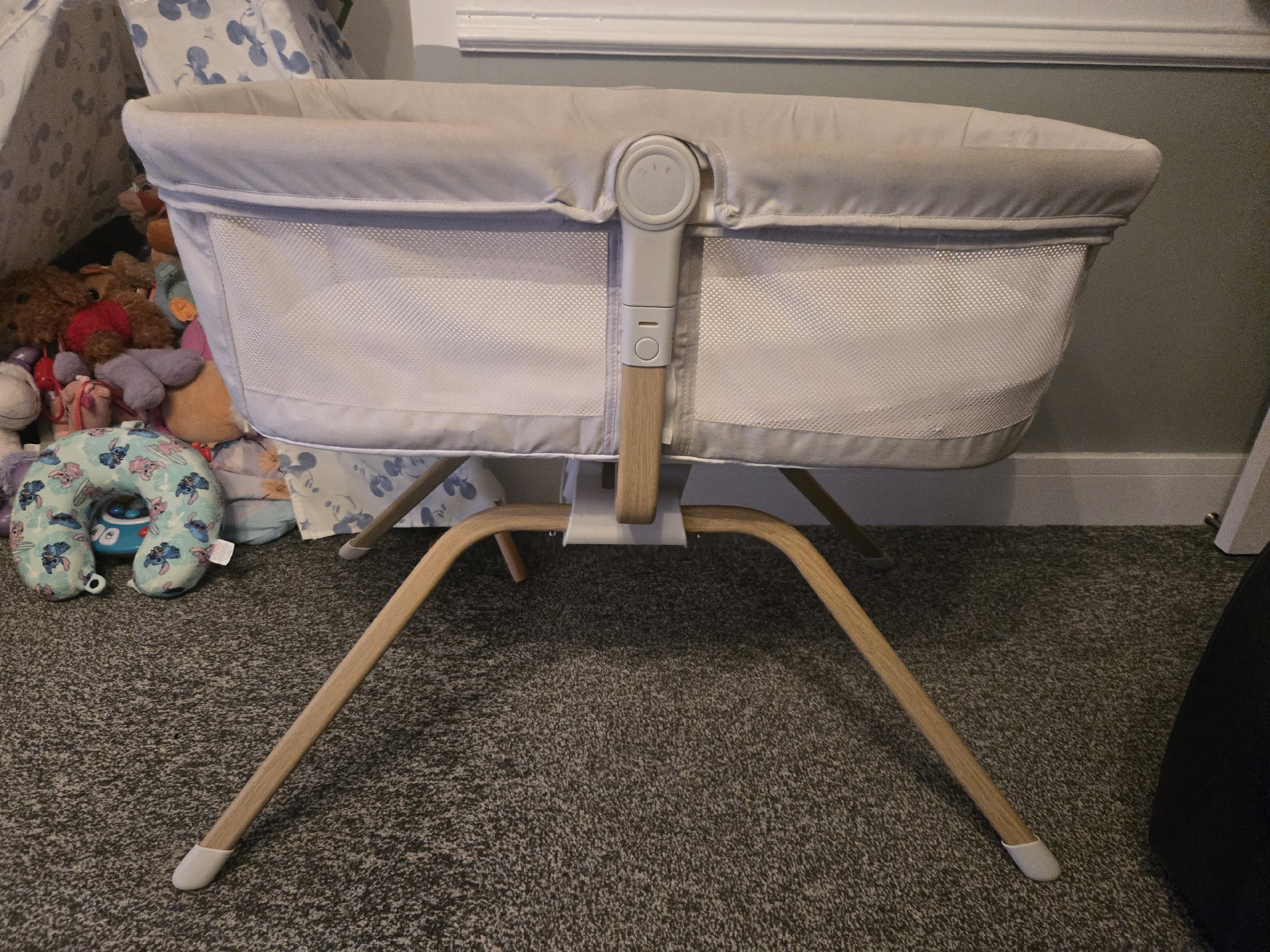 Baby rocking Bassinet Crib with Wooden Legs and Star Print Mattress, Unbranded, One Size, Excellent condition — preloved on SilentSale®