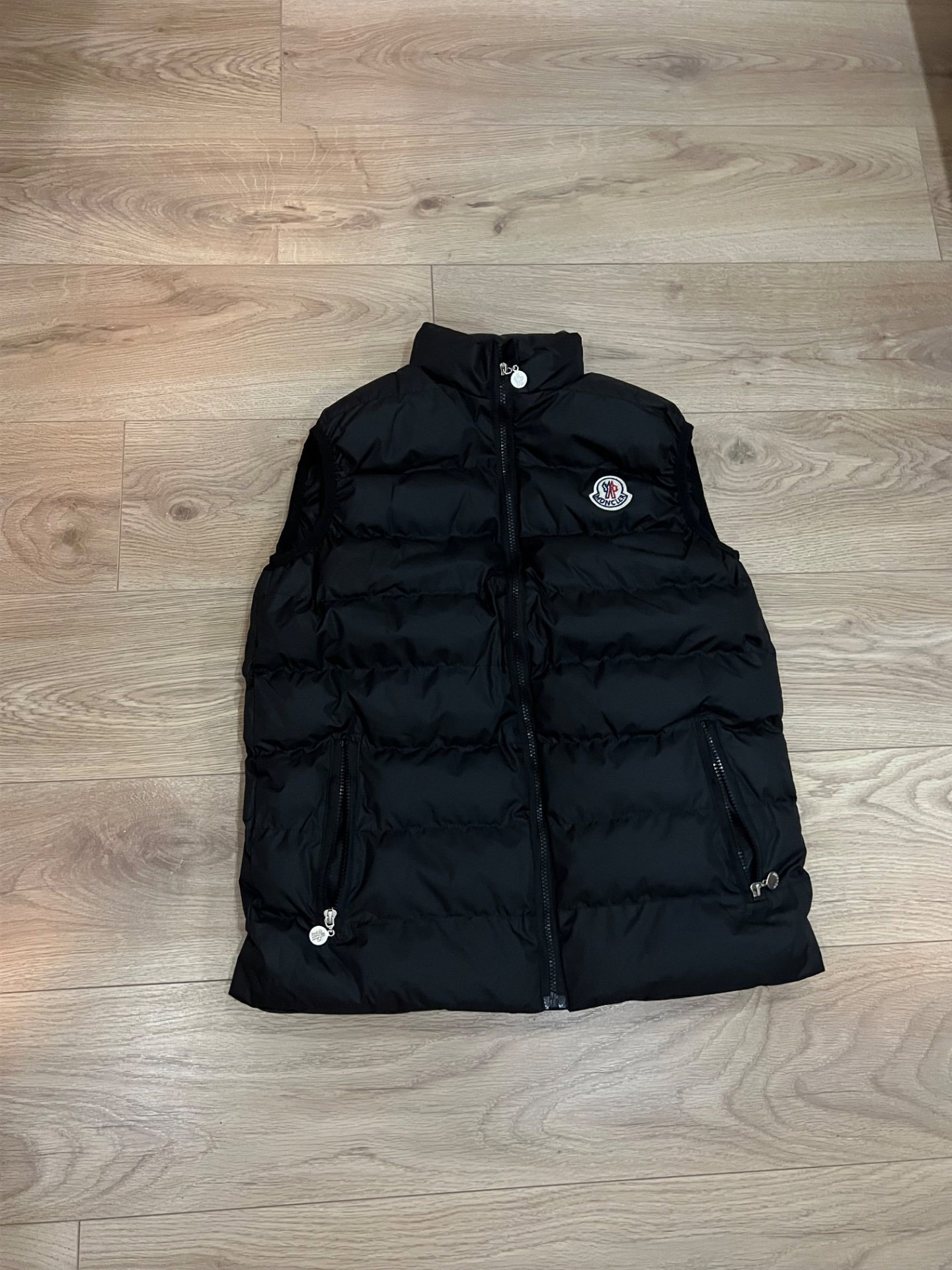 Moncs gillit size M , Moncler, M, Excellent condition — preloved on SilentSale®