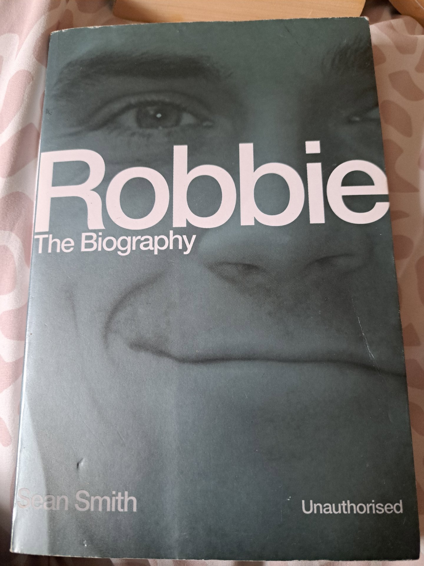Robbie  The Biography  unauthorised paperback book, Unbranded, Paperback, Good condition — preloved on SilentSale®