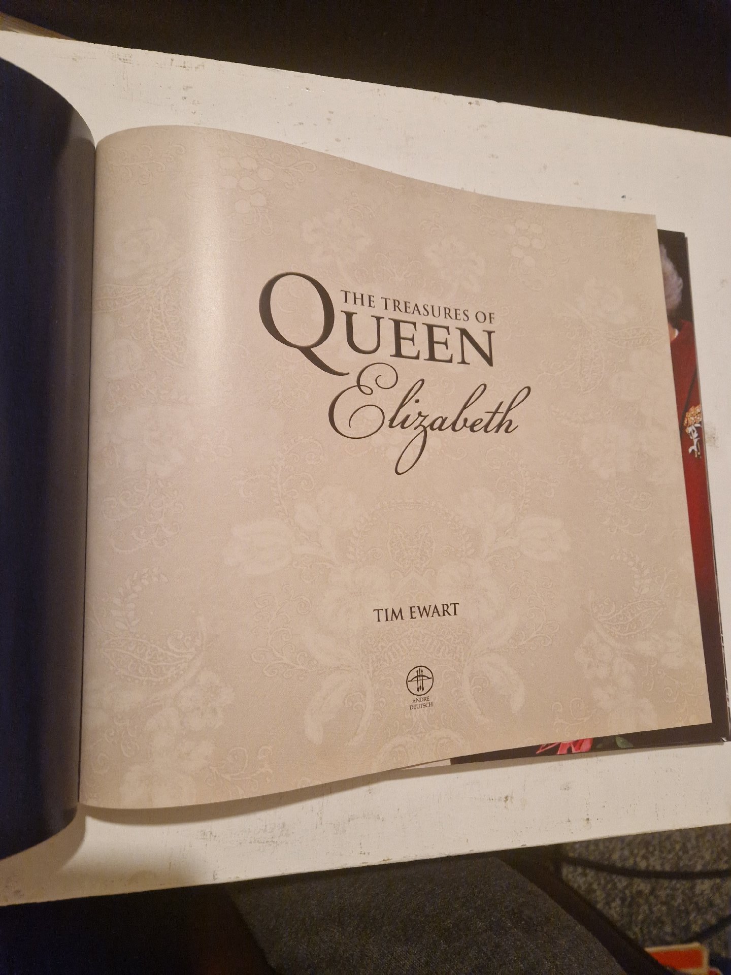 Treasures of Queen Elizabeth — Tim Ewart, Carlton Books, Limited, One Size, Excellent condition — preloved on SilentSale®