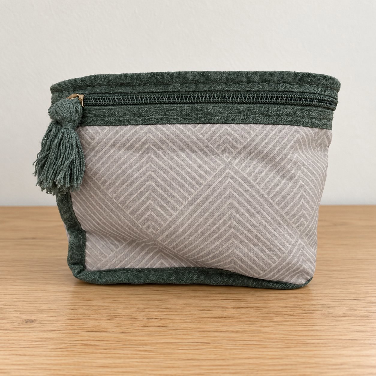 Insulated Cosmetic Bag Green and Grey Patterned, Unbranded, One Size, Excellent condition — preloved on SilentSale®