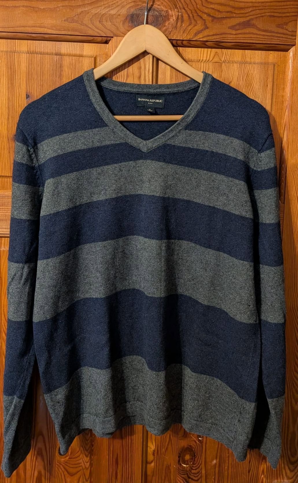 Banana Republic Navy and Grey Striped V-Neck Jumper – M, Banana Republic, M, Good condition — preloved on SilentSale®