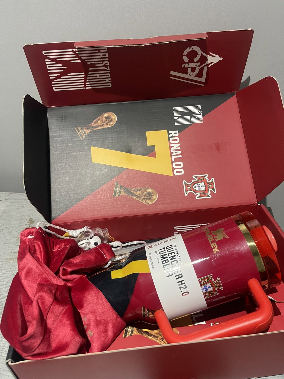 Stanley Cristiano Ronaldo Quencher H2.0 Tumbler 40oz, Stanley, 40oz, New condition — preloved on SilentSale®