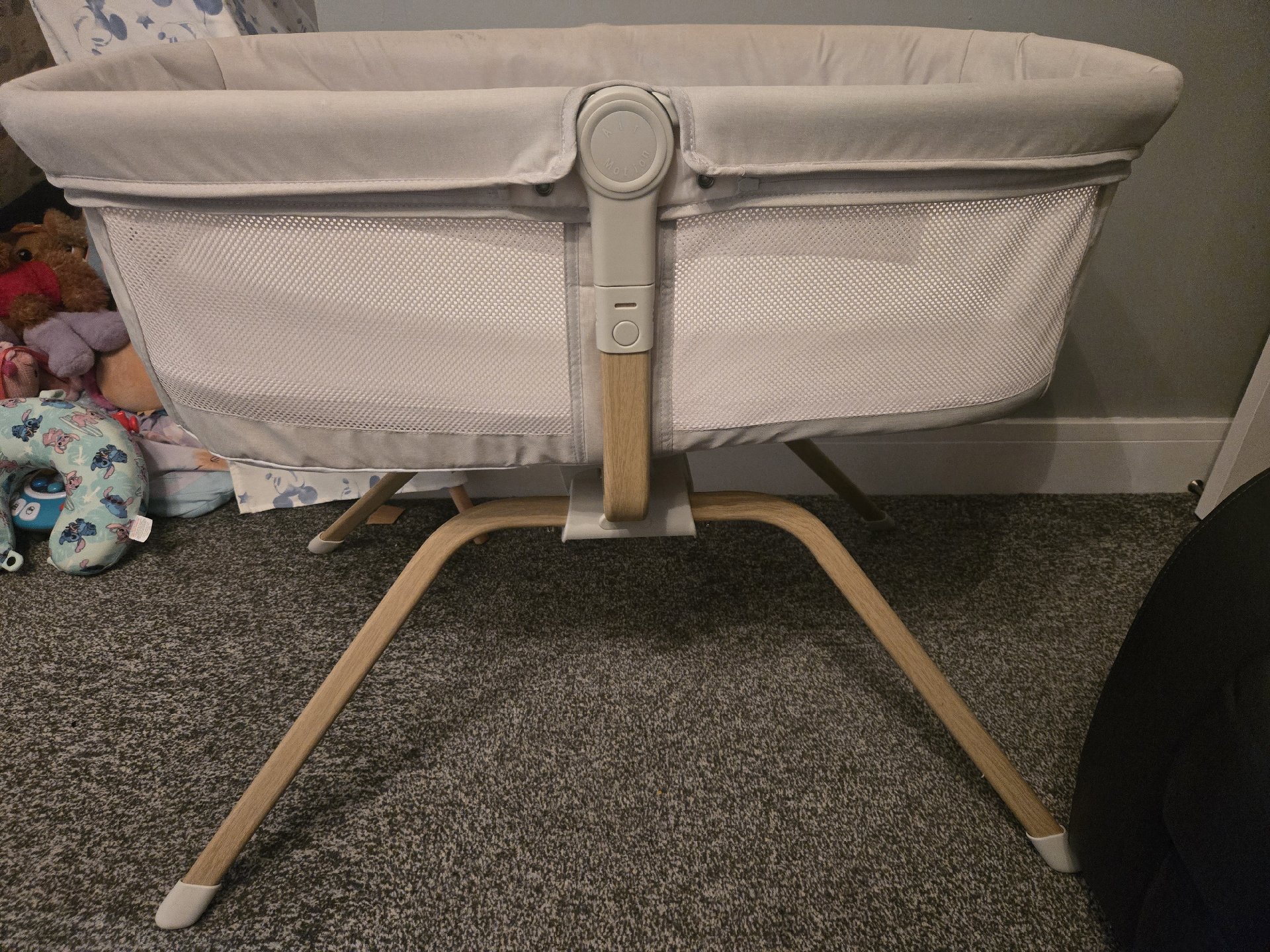 Baby rocking Bassinet Crib with Wooden Legs and Star Print Mattress, Unbranded, One Size, Excellent condition — preloved on SilentSale®