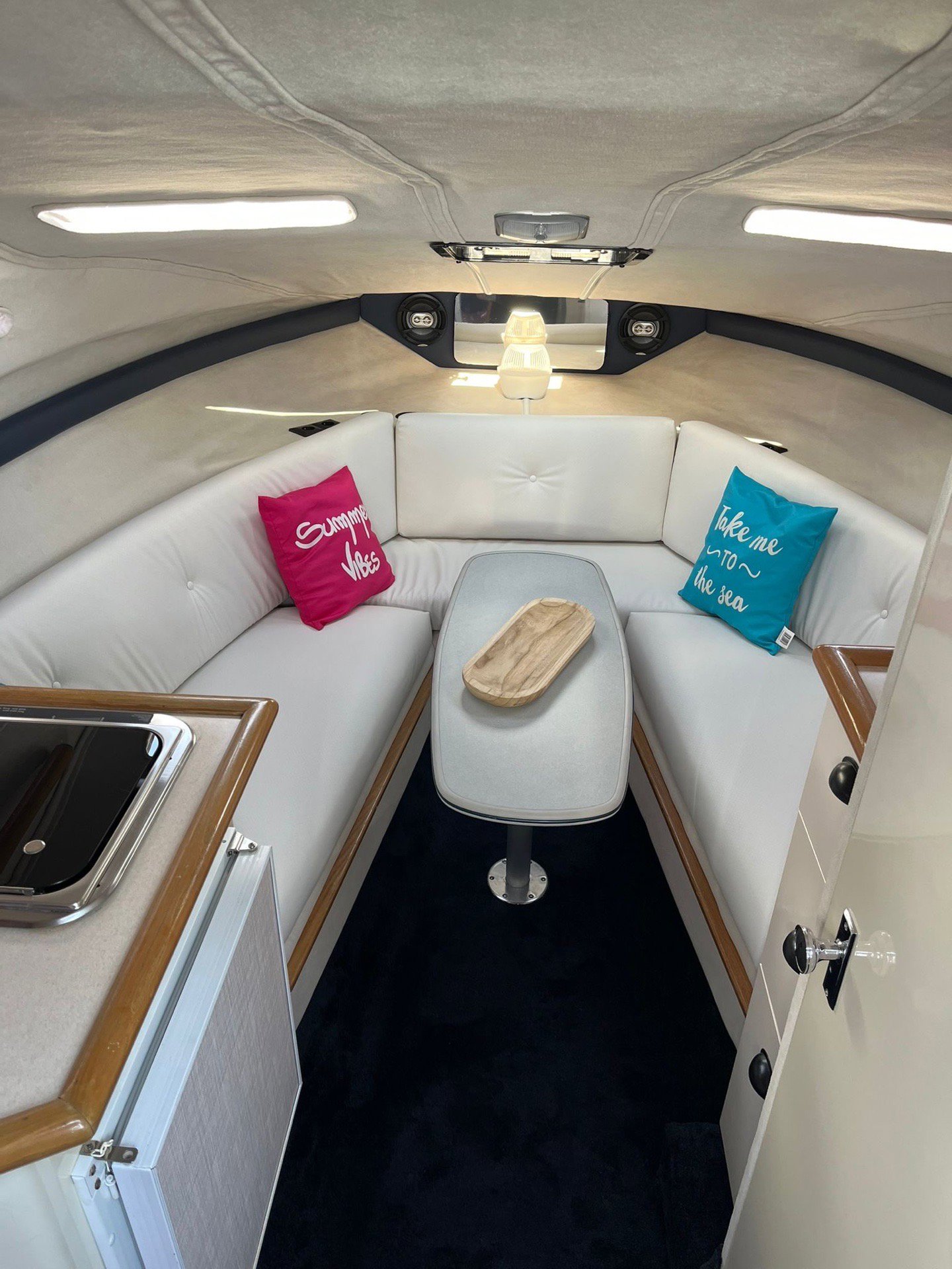Motor Cruiser Boat with Cabin and Seating Area, Bayliner, One Size, Excellent condition — preloved on SilentSale®