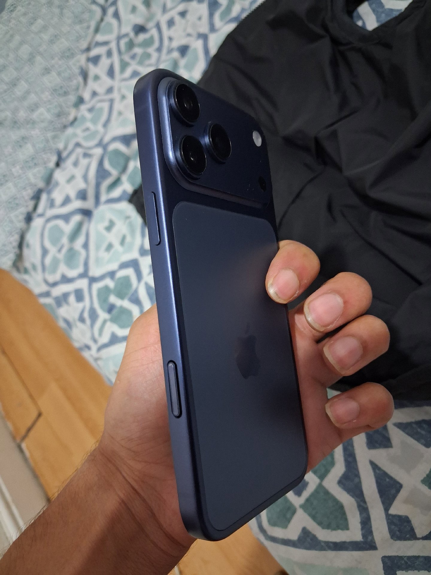 Apple iPhone 17 Pro Max 2TB Blue, Apple, 2TB, Like New condition — preloved on SilentSale®