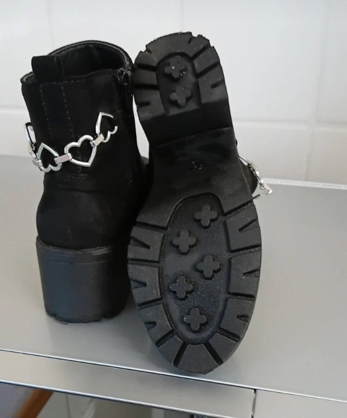 Black Ankle Boots with Silver Heart Chain Detail – Size 28.5, Lilly, 28.5, Excellent condition — preloved on SilentSale®