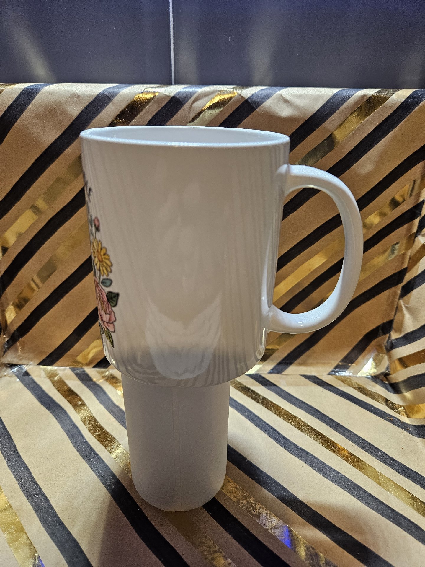 Ceramic Mug With 'Too Hot To Handle' Oven Mitt Design, Unbranded, One Size, New condition — preloved on SilentSale®