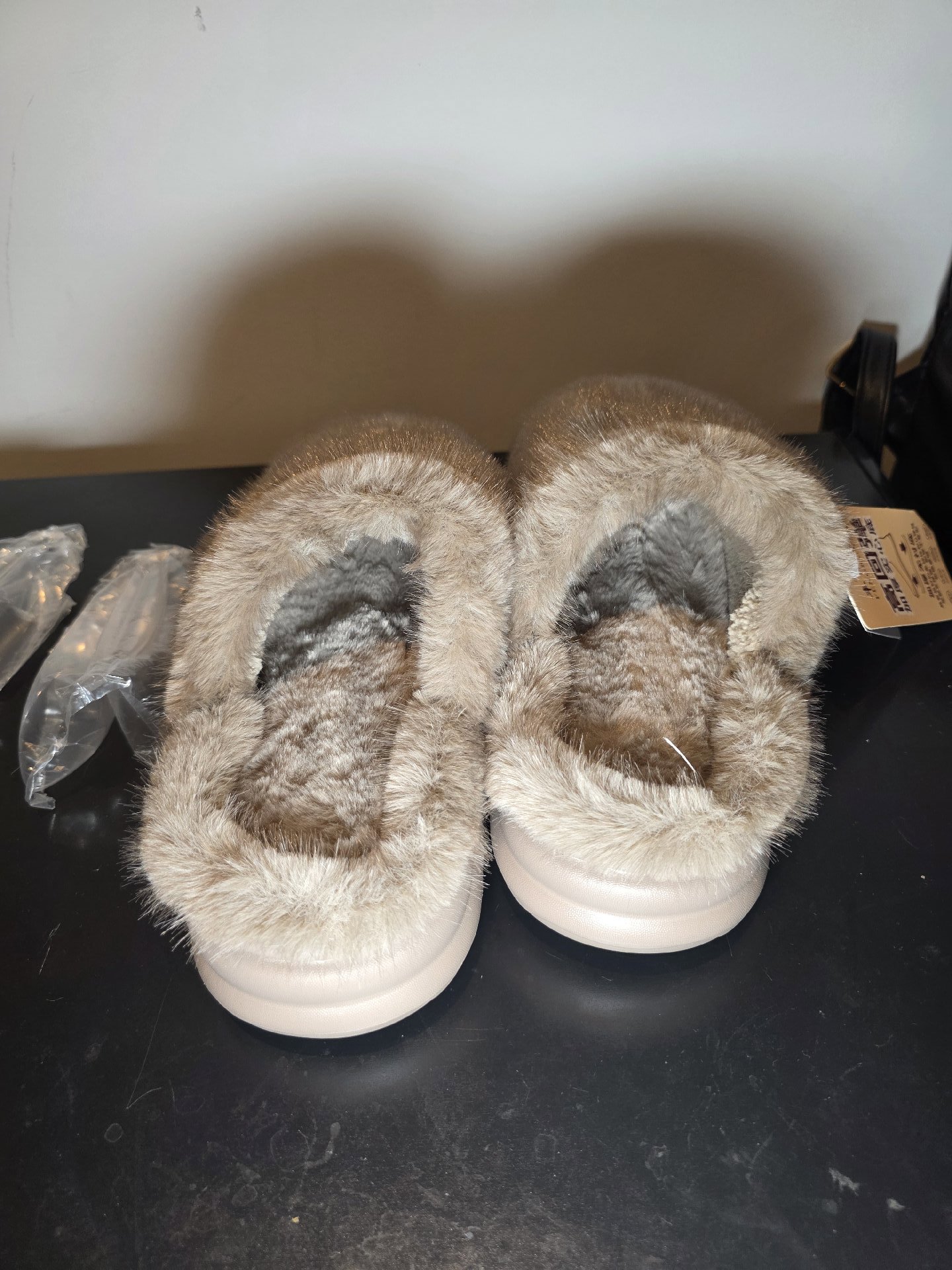 Winter ready Totes Brown Faux Fur Slippers, Unbranded, 5.5, New condition — preloved on SilentSale®