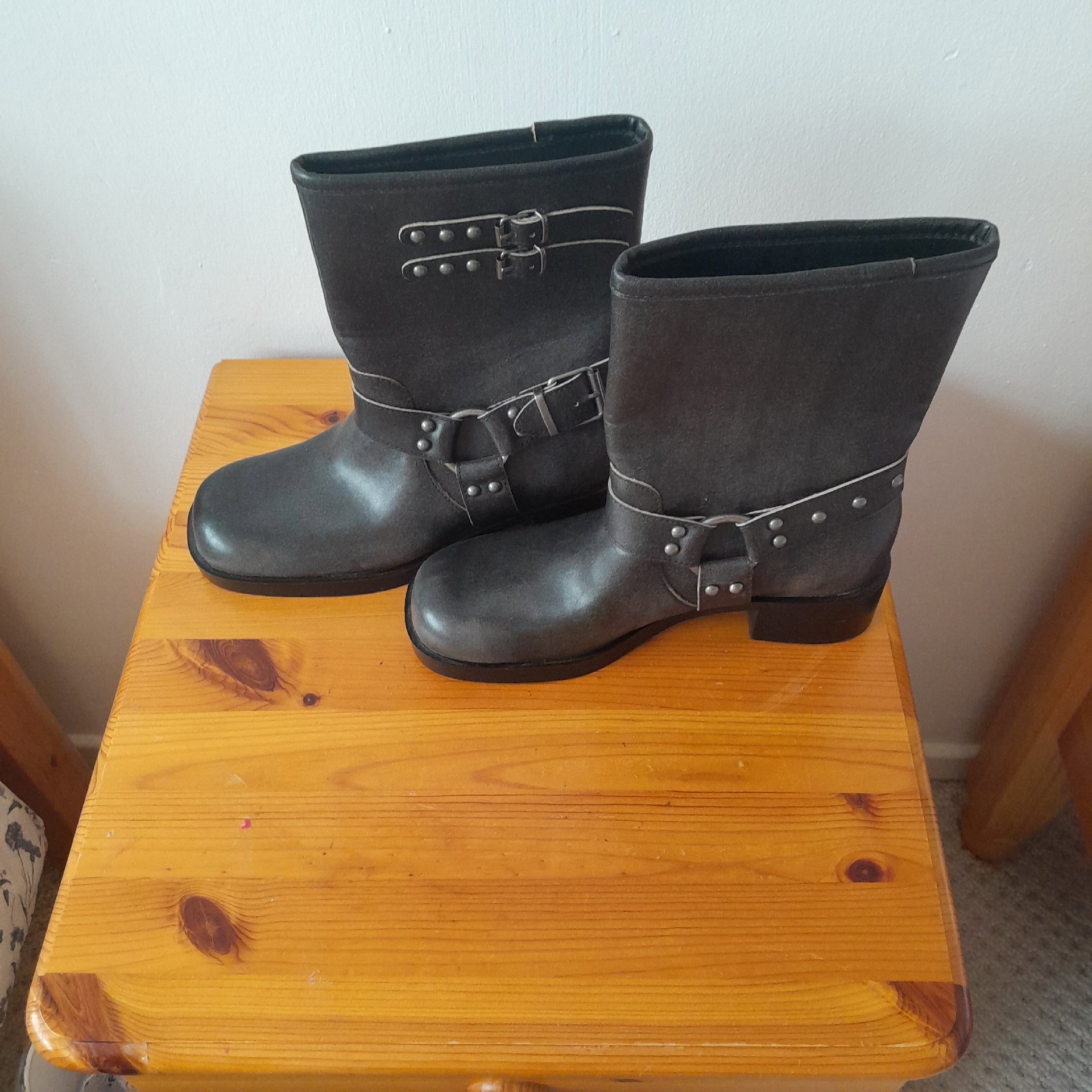 Ladies boots , Stradivarius, 4, New condition — preloved on SilentSale®