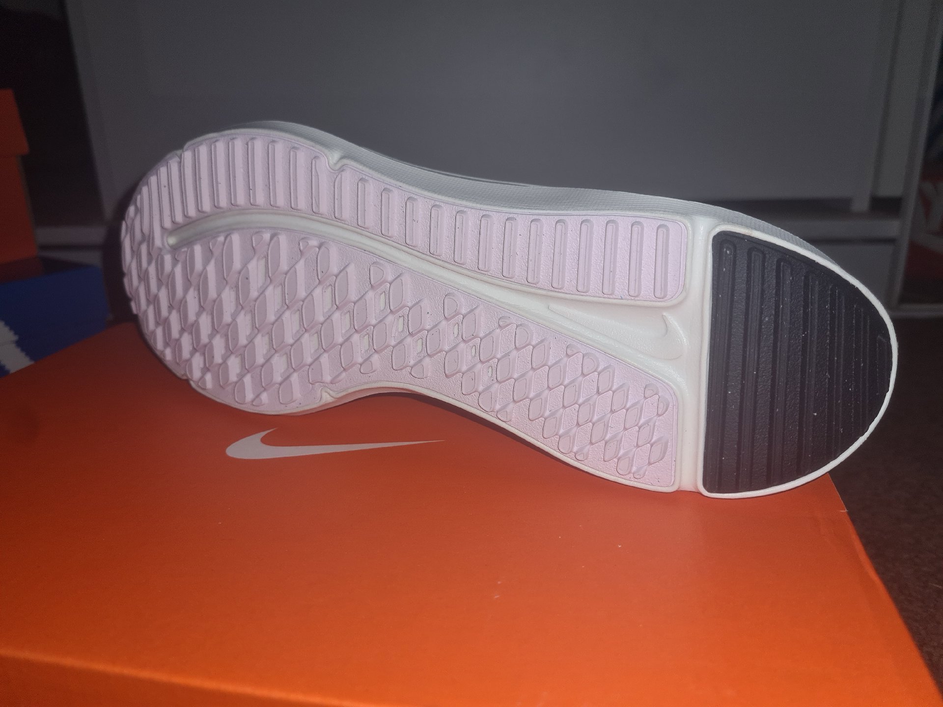 Nike White Running Trainers – UK 5.5 Youth, Nike, 6Y, Excellent condition — preloved on SilentSale®