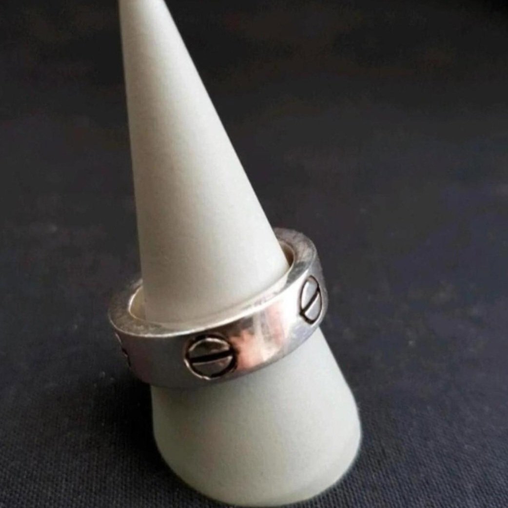 Solid 925 sterling silver ring with screw pattern. Size V, sterling silver, V, New condition — preloved on SilentSale®