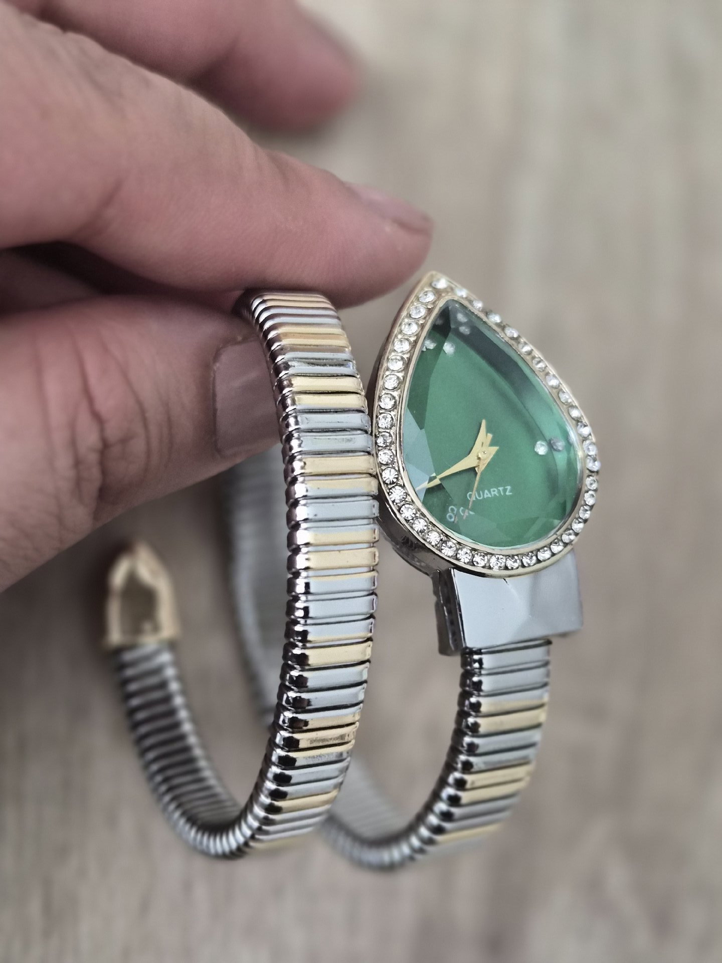 Quartz Teardrop Face Bracelet Watch with Green Dial, Unbranded, One Size, New condition — preloved on SilentSale®