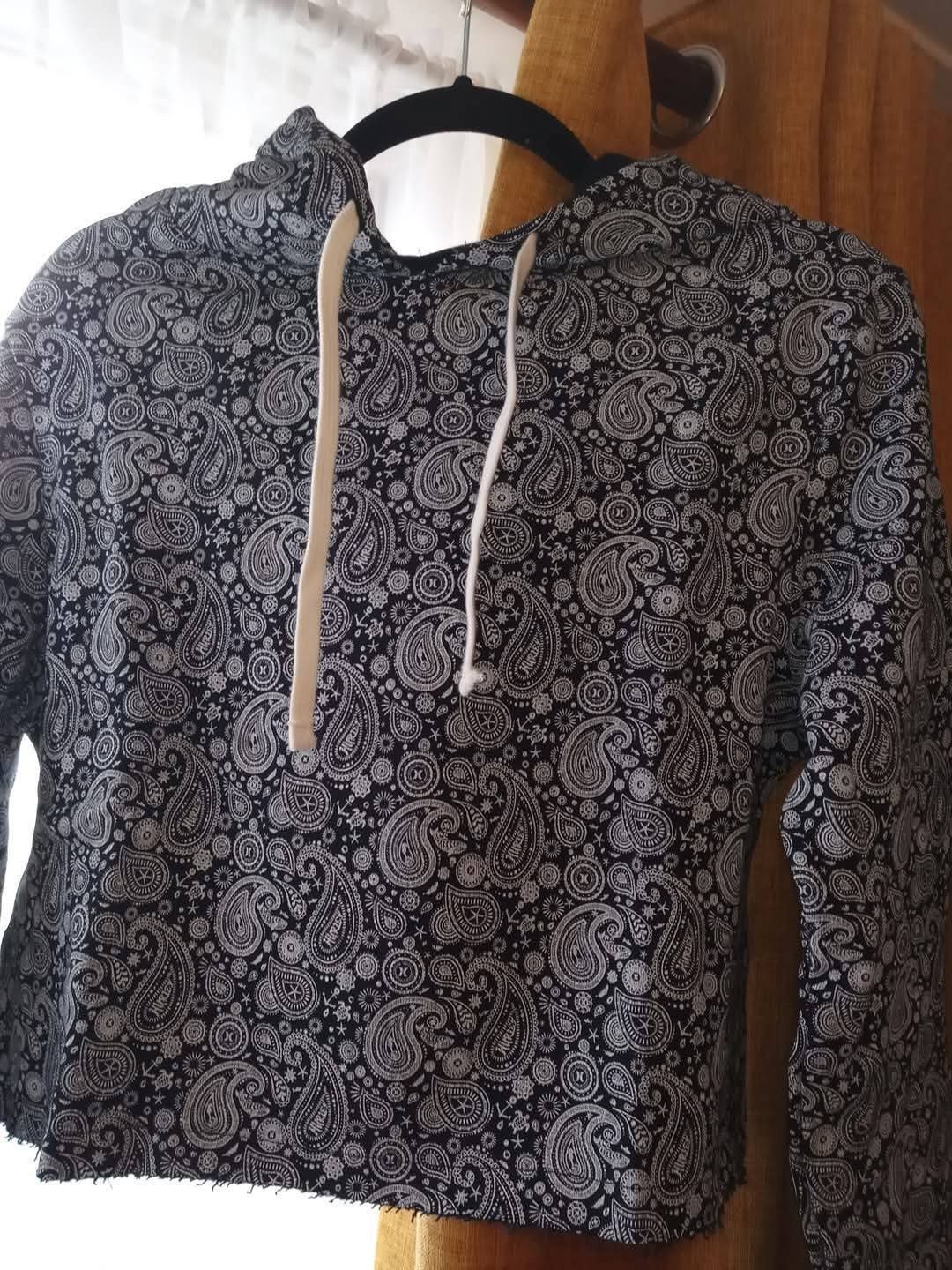 Hurley Black Paisley Print Hoodie – Size S, Hurley, S, New condition — preloved on SilentSale®