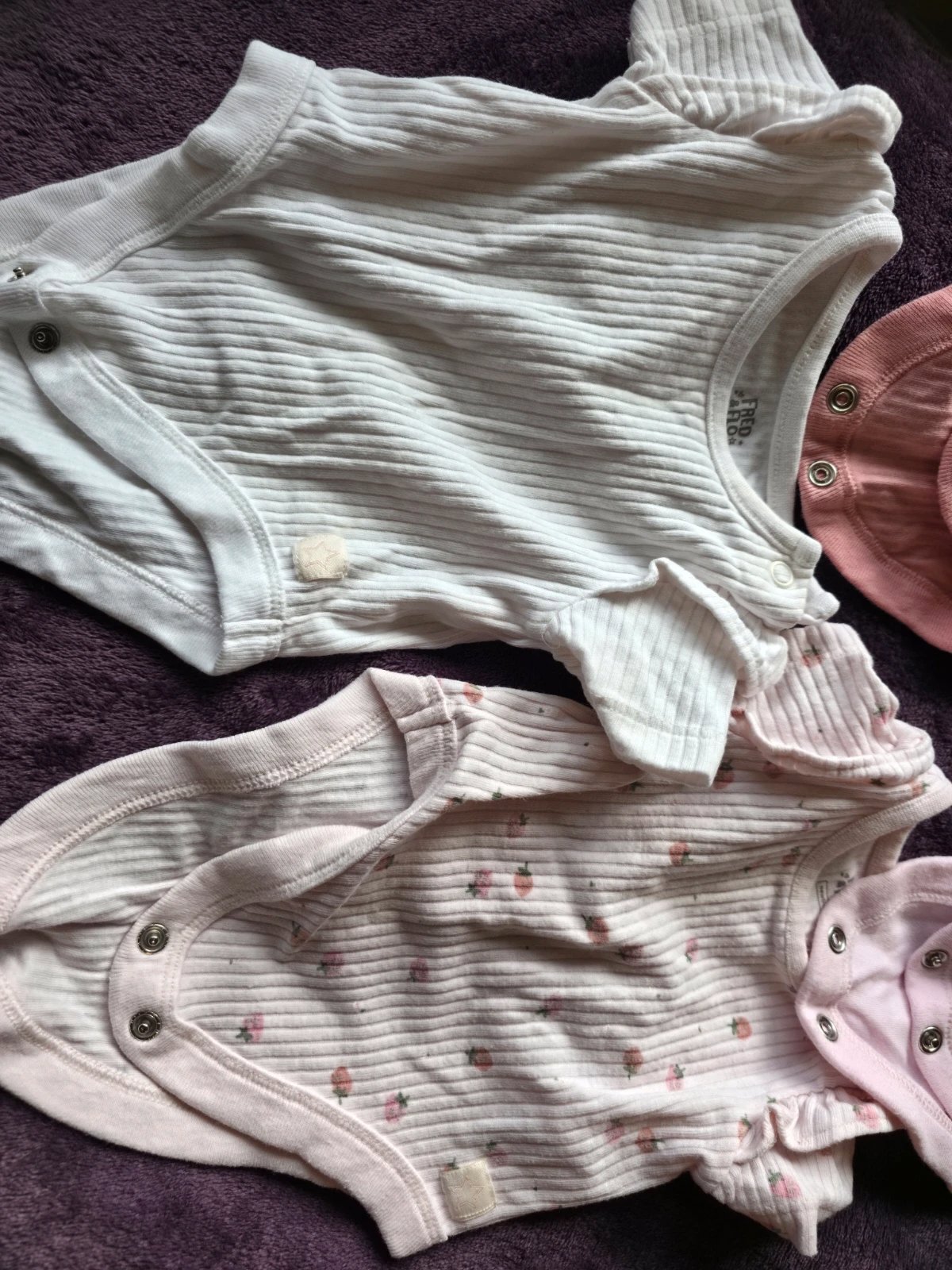4 pink baby newborn bodysuits with small floral print #babygirl #floral, Fred & Flo, Newborn, Excellent condition — preloved on SilentSale®