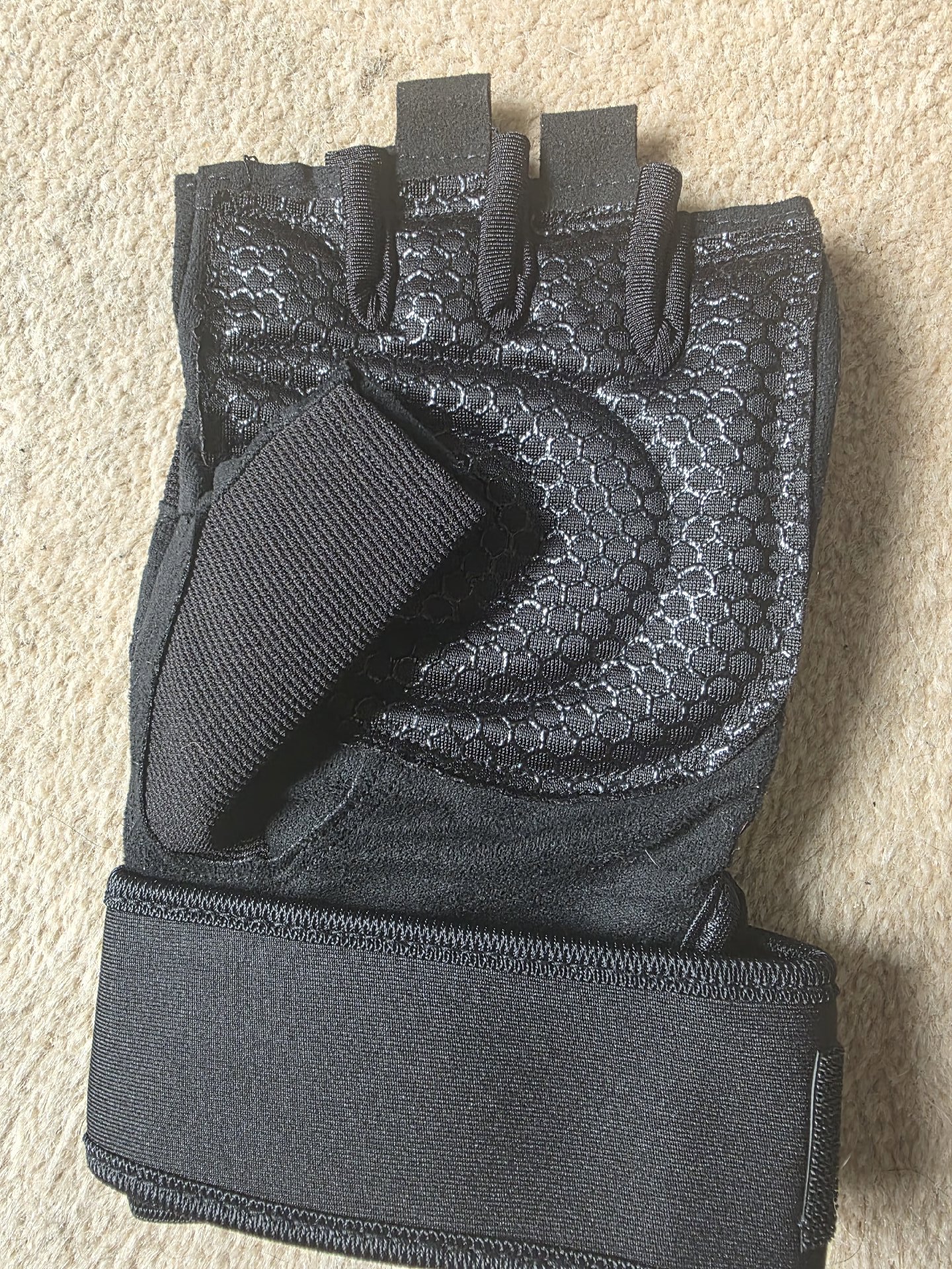 Sports Gear Black XL Fingerless Sports Gloves, Sports Gear, XL, New condition — preloved on SilentSale®