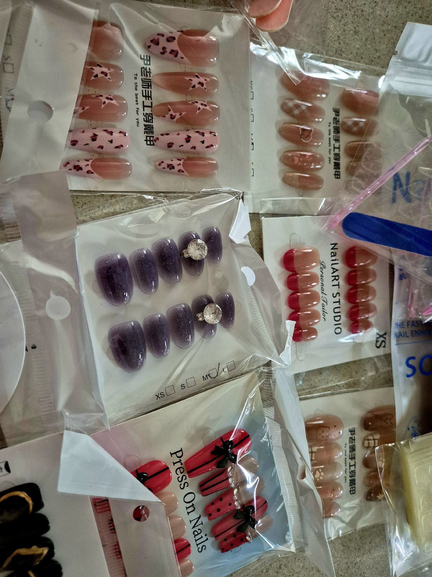 Assorted Press On False Nails Set with Nail Files and Glue x30, Unbranded, One Size, New condition — preloved on SilentSale®