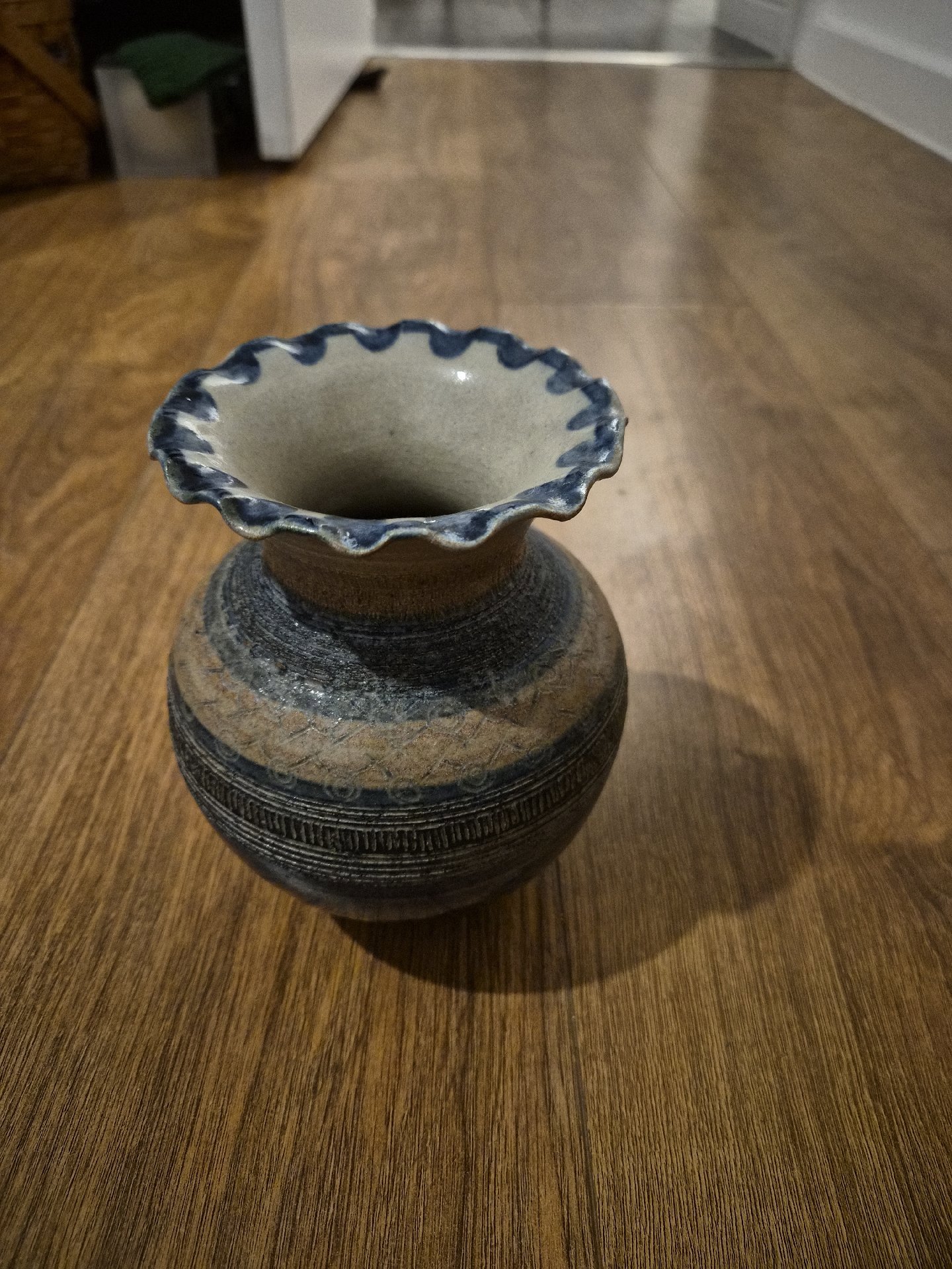 Decorative Ceramic Vase with Wavy Rim, Unbranded, Medium, Excellent condition — preloved on SilentSale®
