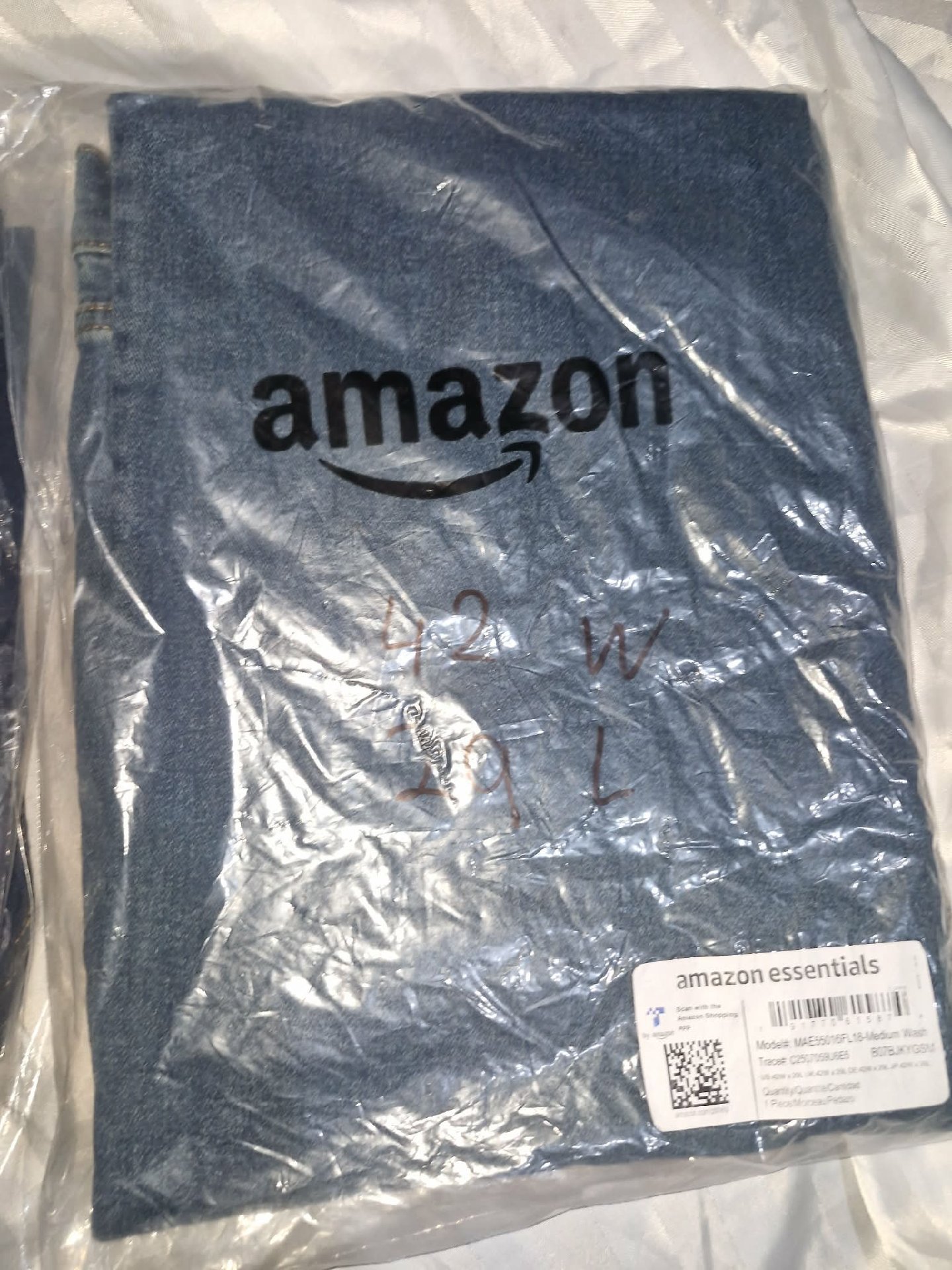Amazon Essentials Medium Washed Slim Jeans – 28W 32L, Amazon Essentials, W28 L32, New condition — preloved on SilentSale®