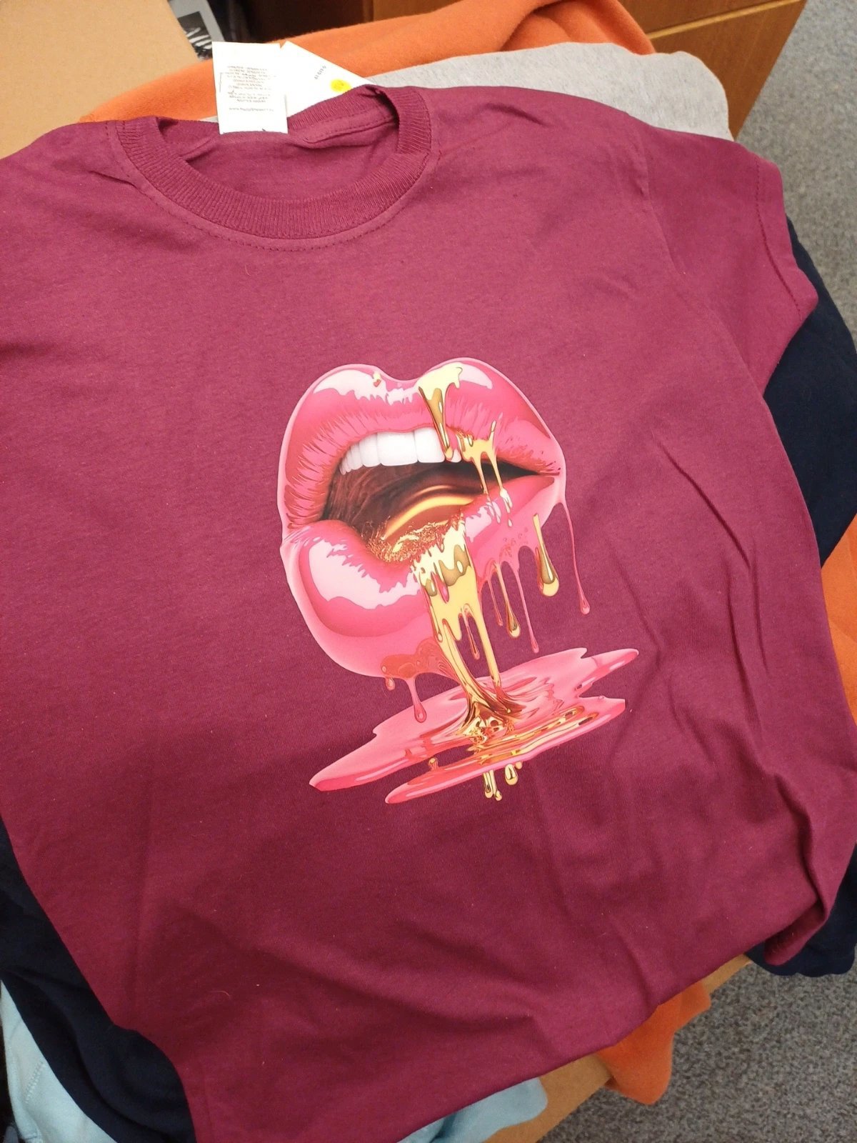 New marroon tshirt child size 9-11yrs pure gold design, Fruit of the Loom, 10 years, New condition — preloved on SilentSale®