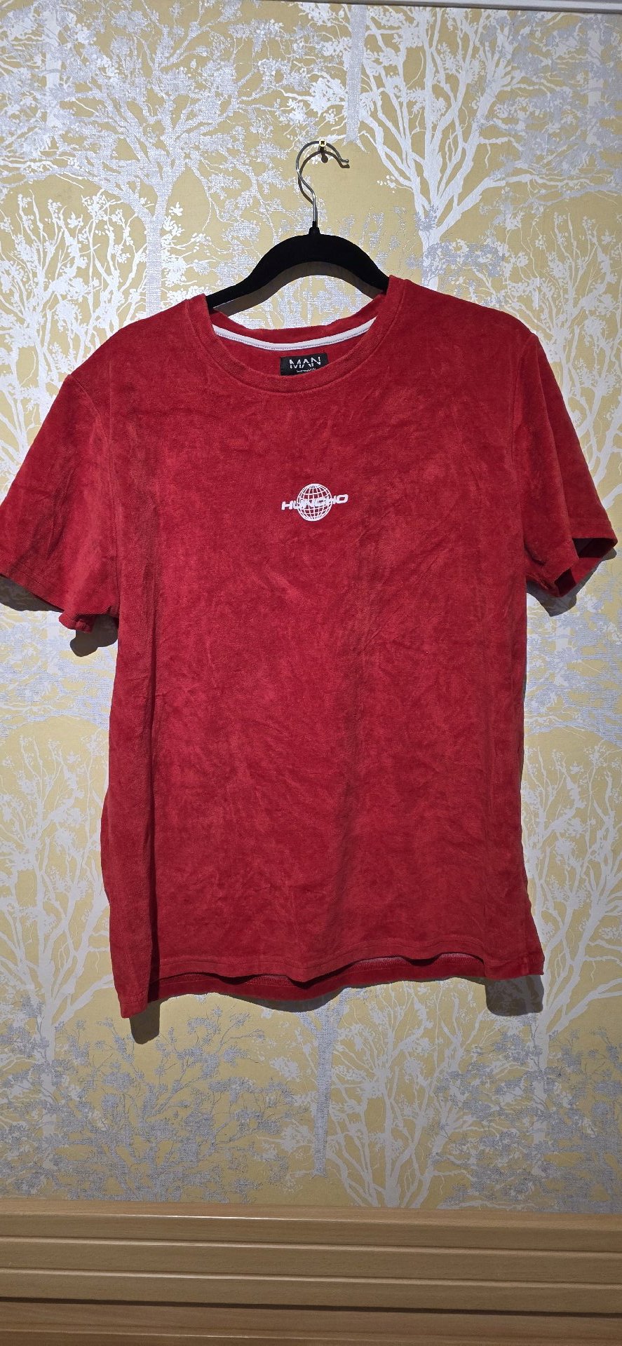 BoohooMAN Red Logo Print T-Shirt – Size L, boohooMAN, L, Excellent condition — preloved on SilentSale®