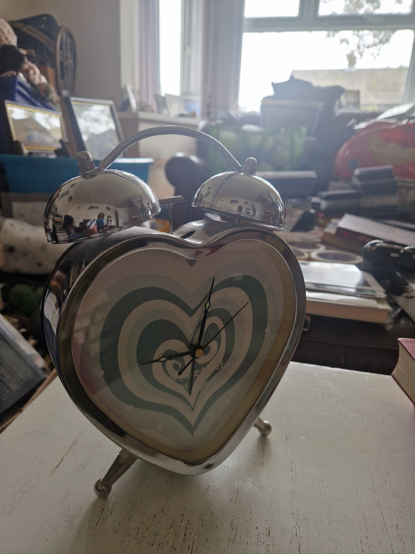 Heart-shaped twin-bell alarm clock with concentric heart design, Unbranded, Medium, Excellent condition — preloved on SilentSale®