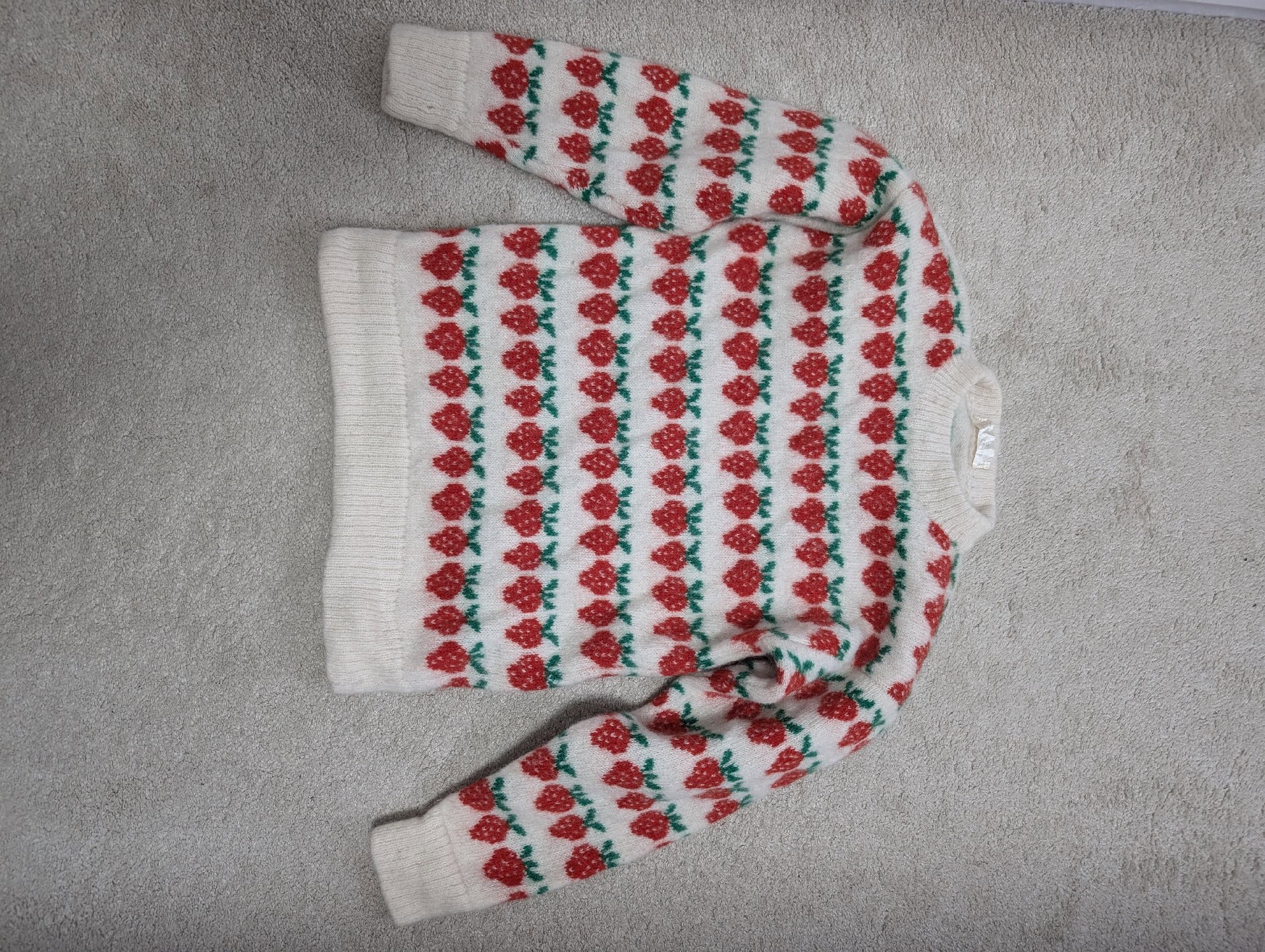 Cream Strawberry Patterned Knit Jumper – Size M, Unbranded, M, Excellent condition — preloved on SilentSale®
