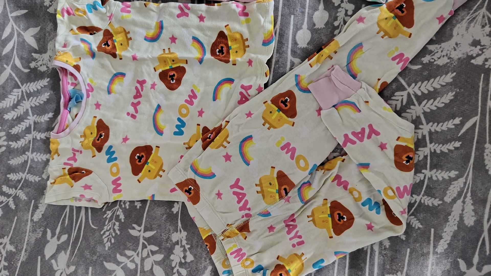 Kids Pyjama Set with Bear and Rainbow Print – Age 2-3 Years, Rainbow, 2 years, Good condition — preloved on SilentSale®