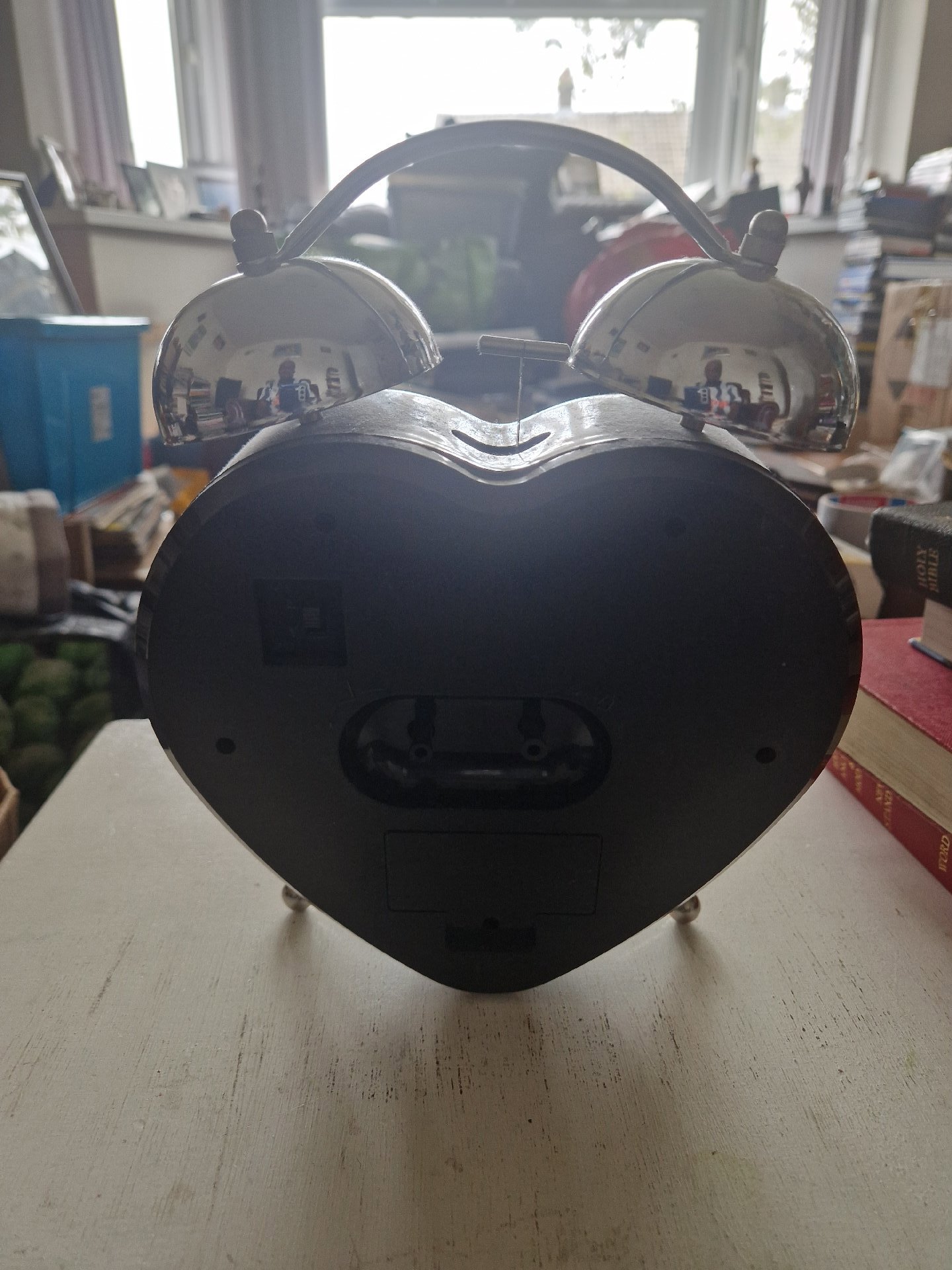 Heart-shaped twin-bell alarm clock with concentric heart design, Unbranded, Medium, Excellent condition — preloved on SilentSale®