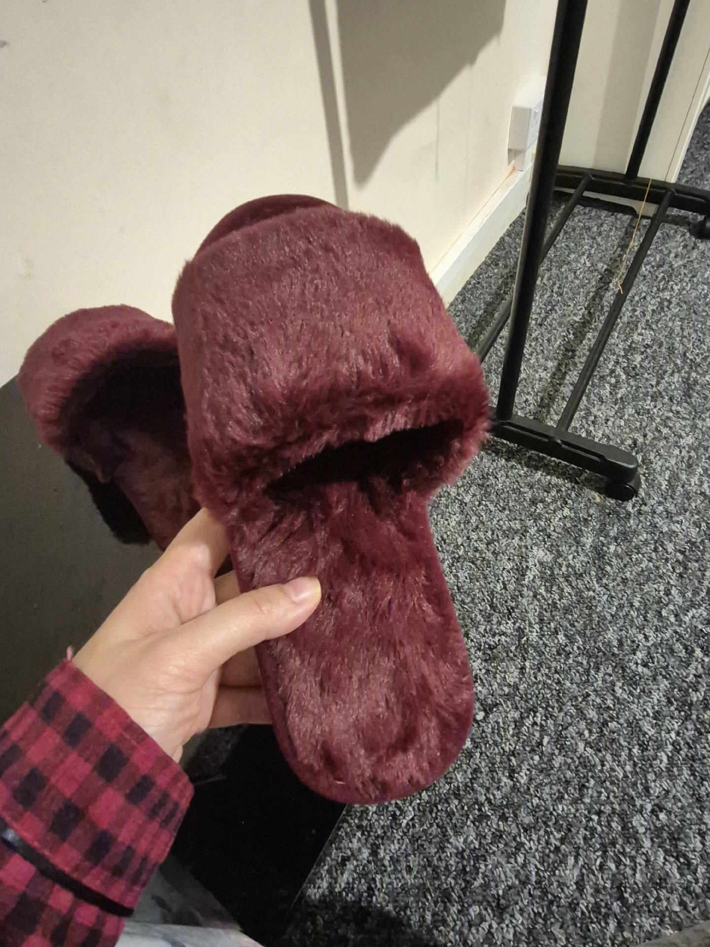 Burgundy Faux Fur Slippers, Unbranded, 4, Excellent condition — preloved on SilentSale®