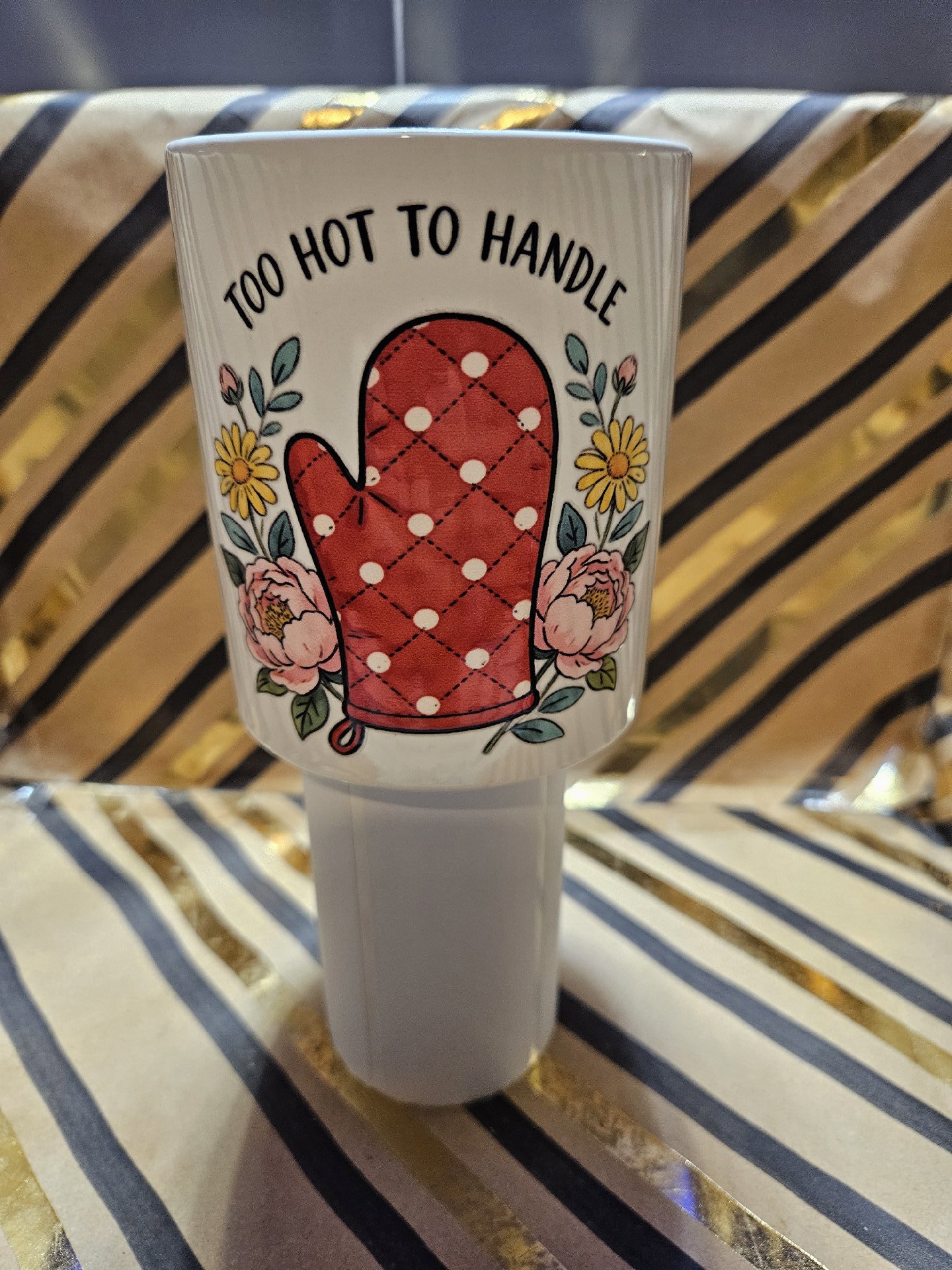 Ceramic Mug With 'Too Hot To Handle' Oven Mitt Design, Unbranded, One Size, New condition — preloved on SilentSale®