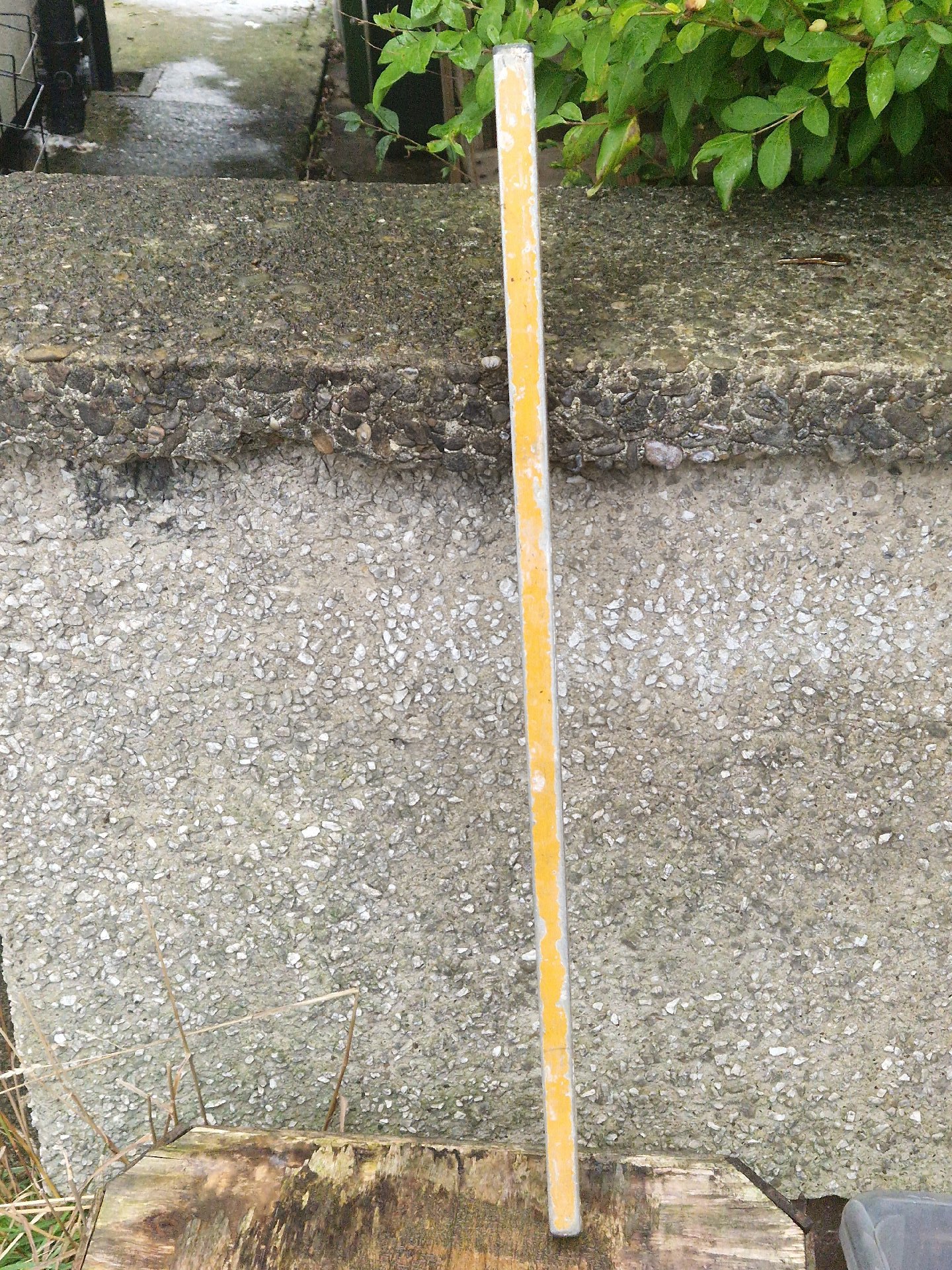 Vintage yellow metal spirit level with bubble vials, Vintage, Large, Excellent condition — preloved on SilentSale®