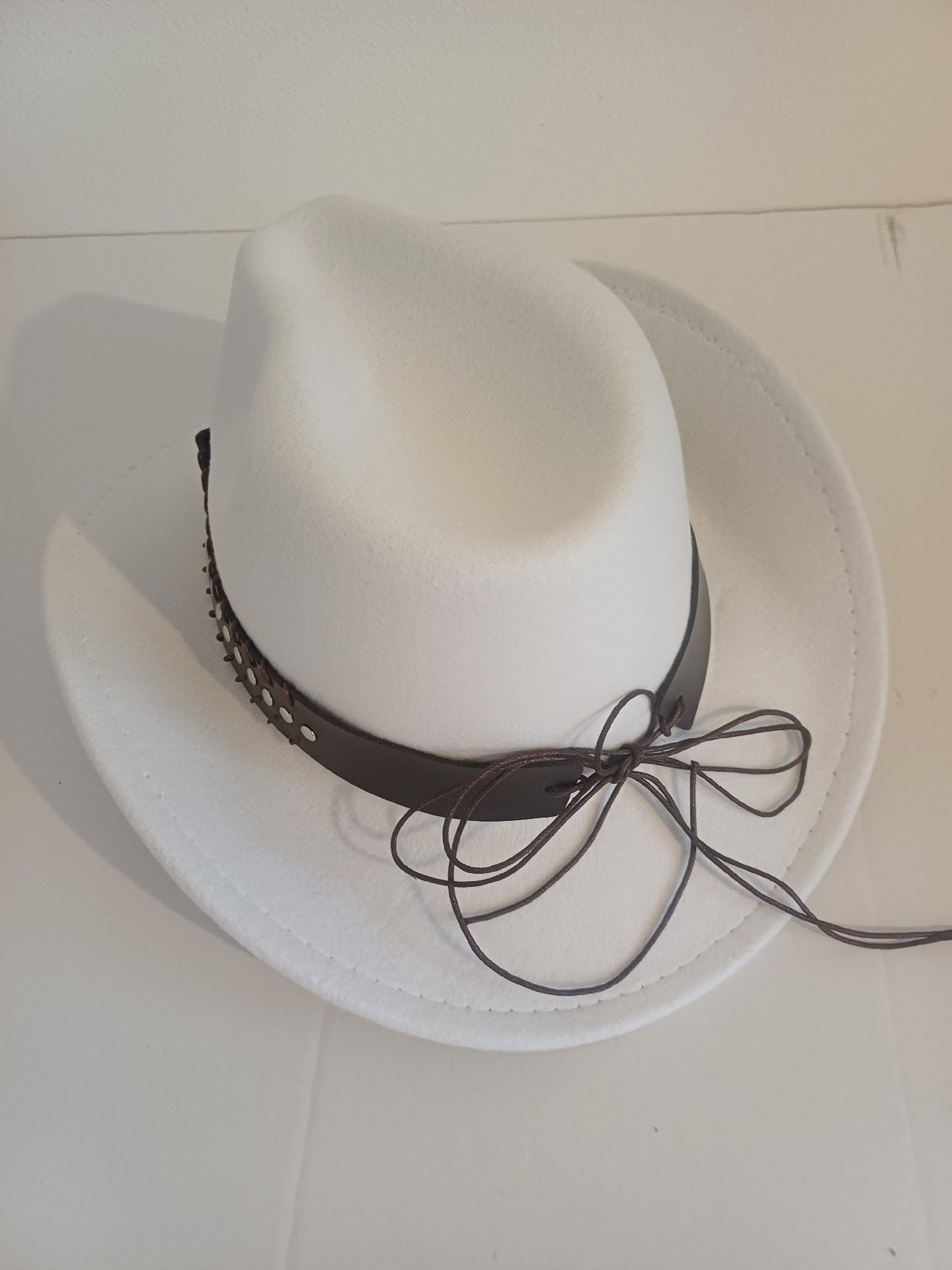 White cowboy hat size 56cm, Cowboy, 56 cm, New condition — preloved on SilentSale®