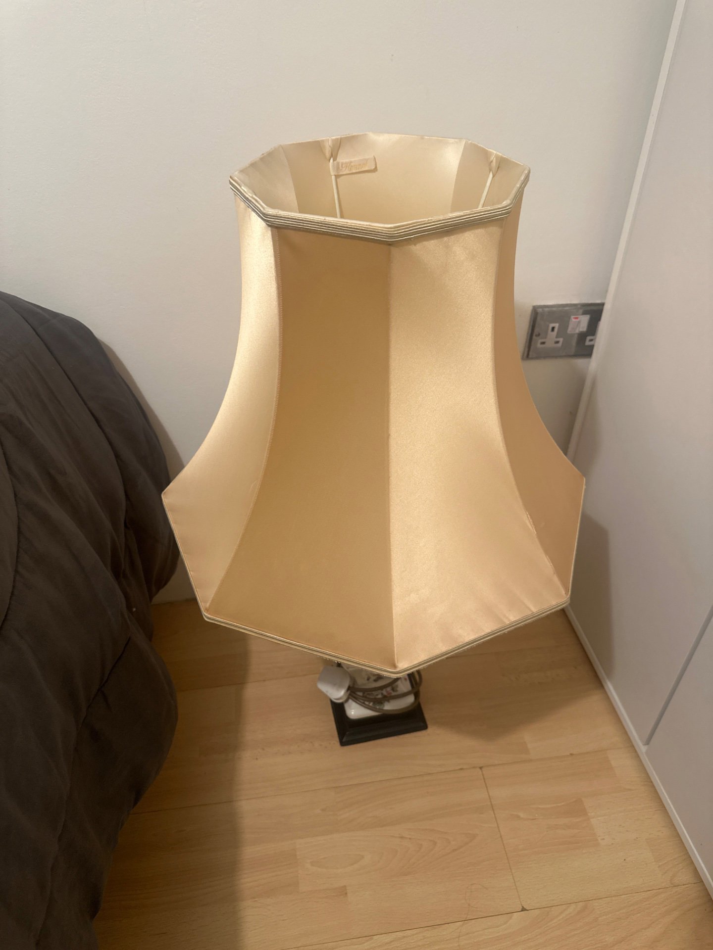 Vintage Ceramic Table Lamp with Floral Design and Beige Shade, Vintage, One Size, Good condition — preloved on SilentSale®